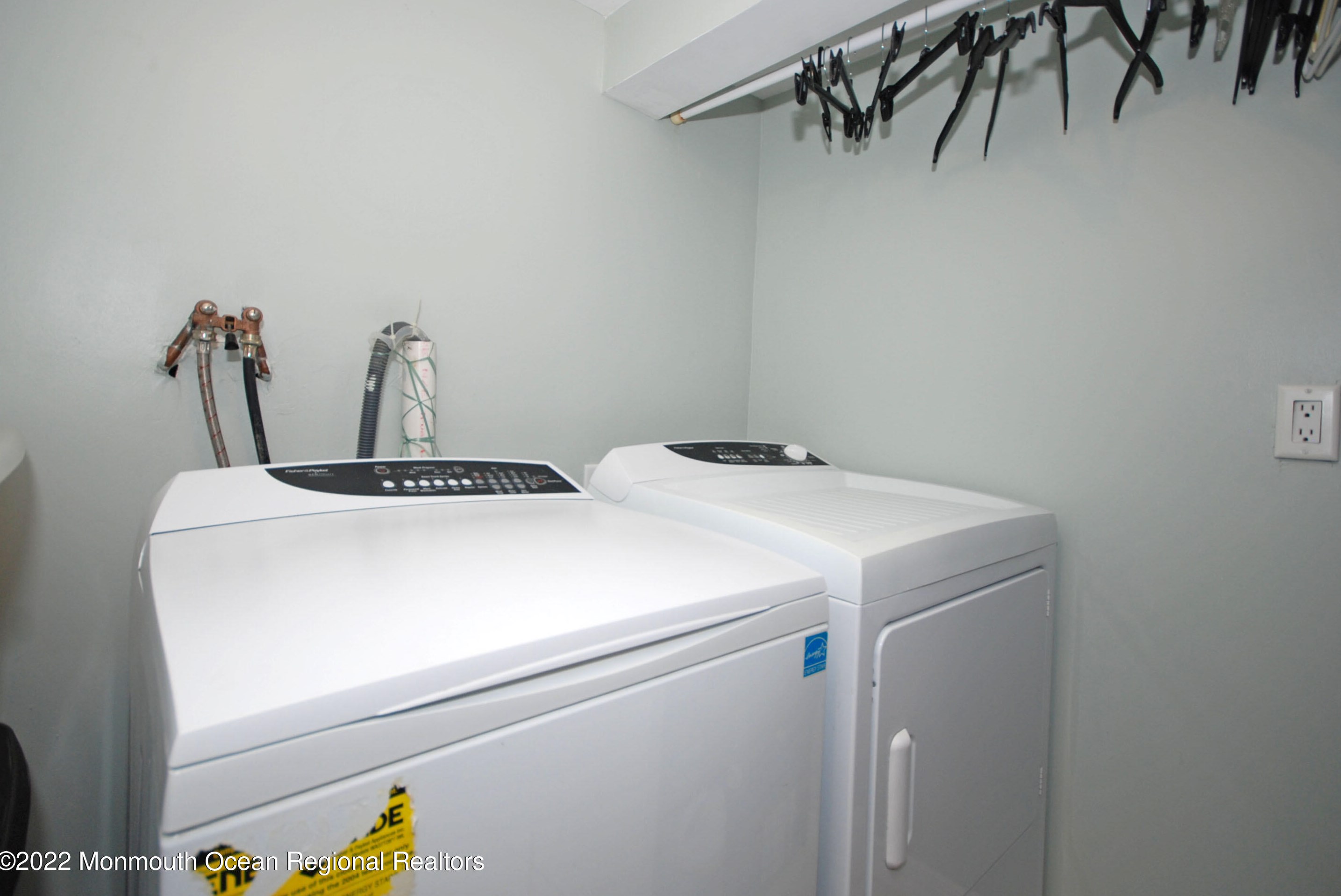 127 Smt Ave, Lyndhurst NJ 07071-1228 exterior