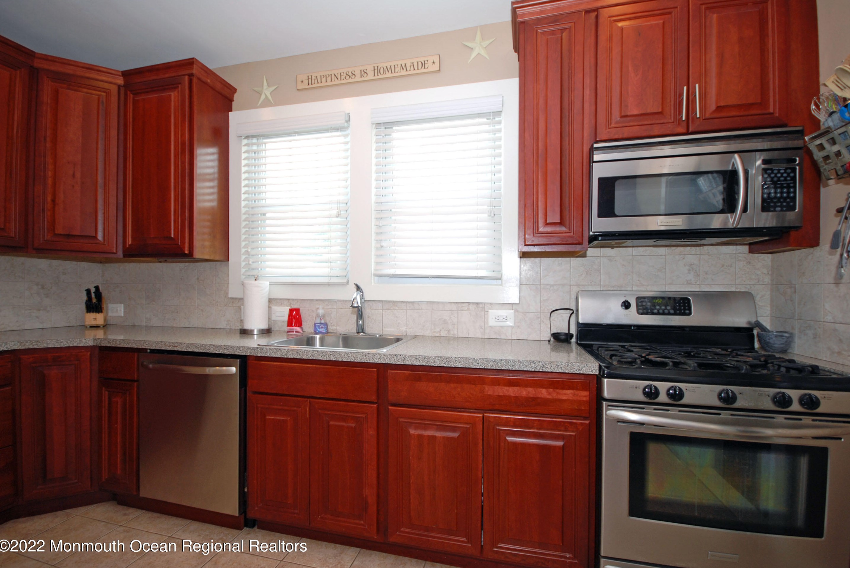 127 Smt Ave, Lyndhurst NJ 07071-1228 exterior