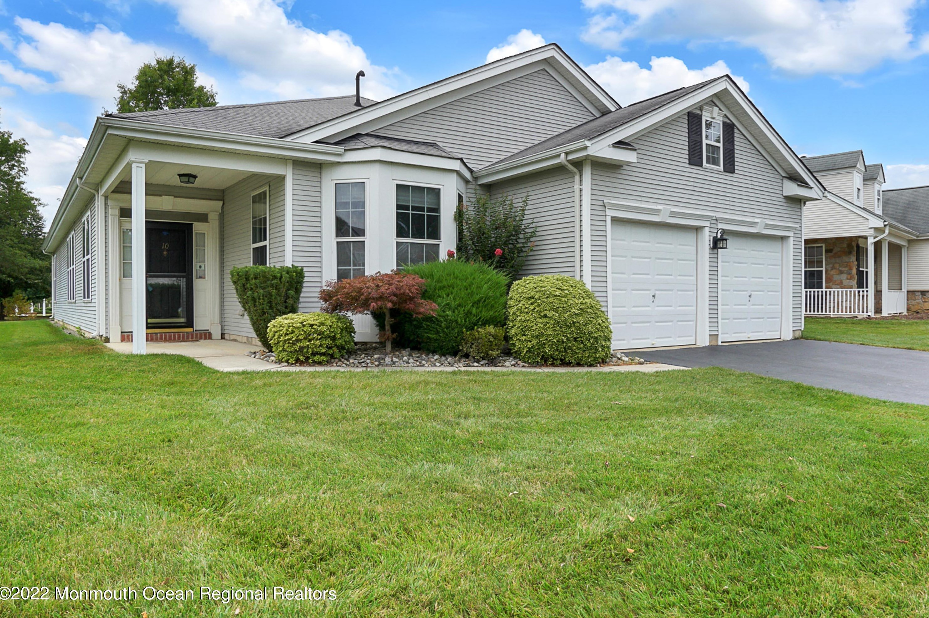 10 Georgetown Ct, Upper Freehold, NJ 08501-1876