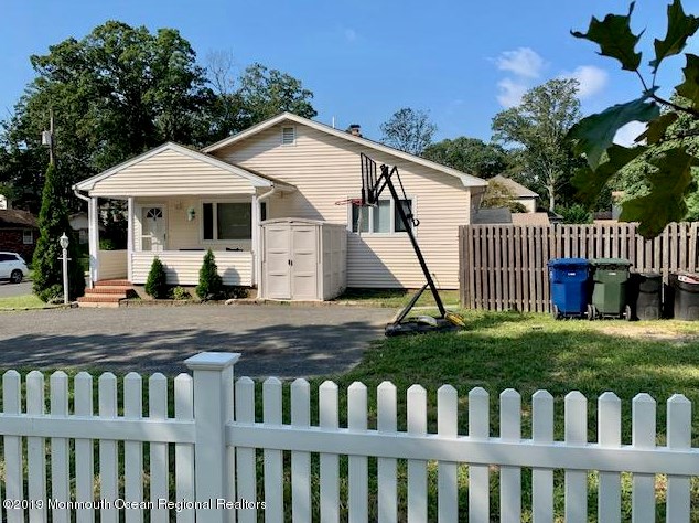 531 Lincoln Ave, Oakhurst NJ  07755-1143 exterior