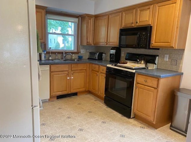 243 Pinecrest Rd, Oakhurst NJ  07755-1425 exterior