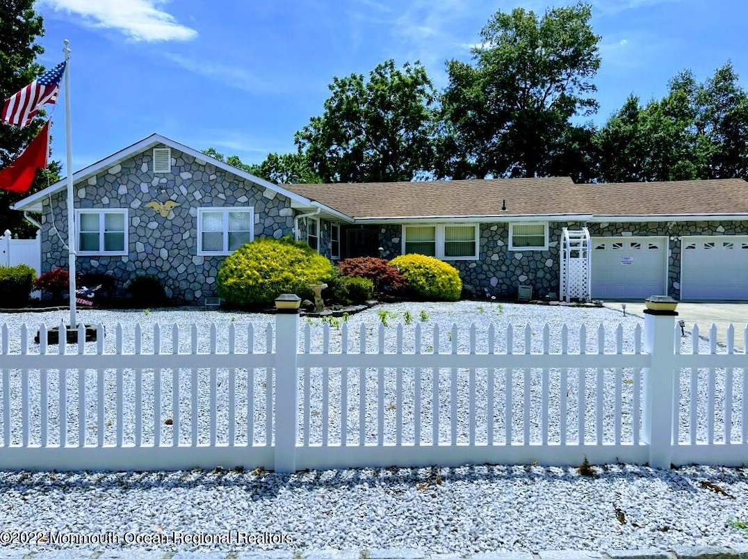 302 Tradewinds Ave, Toms River, NJ 08753-4450