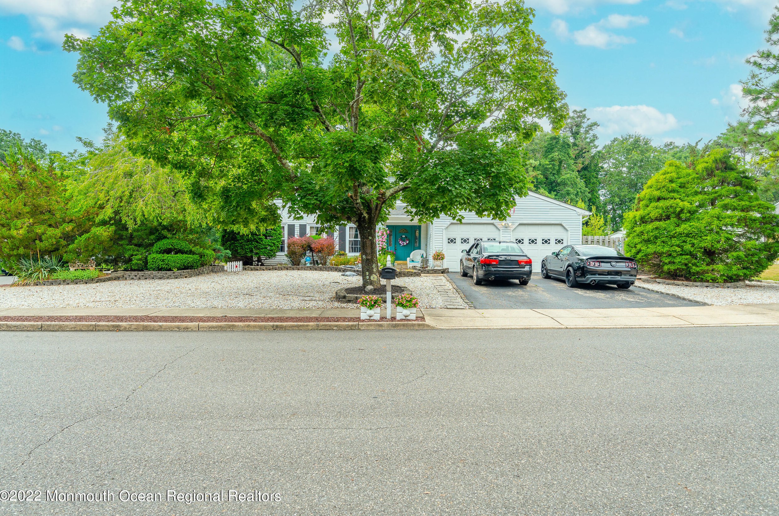 101 Cayuga Ct, Toms River, NJ 08755-4064