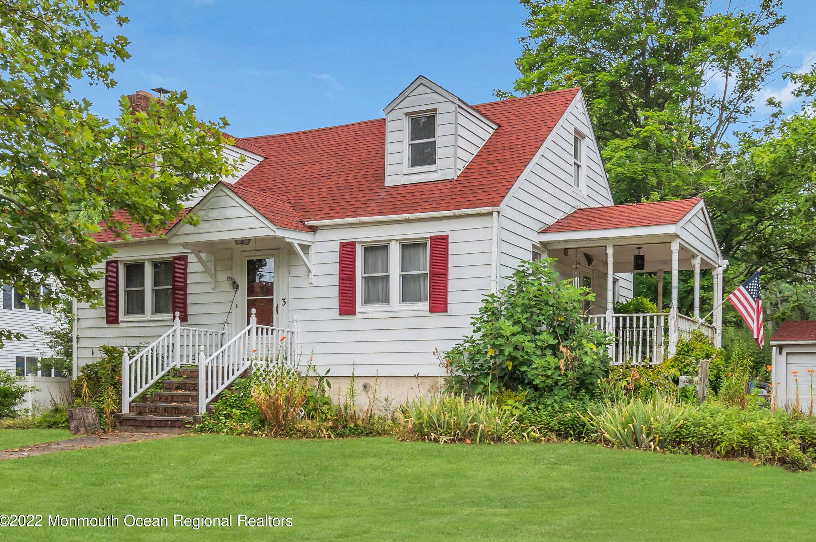 3 Center Ave, Matawan, NJ 07747-3312