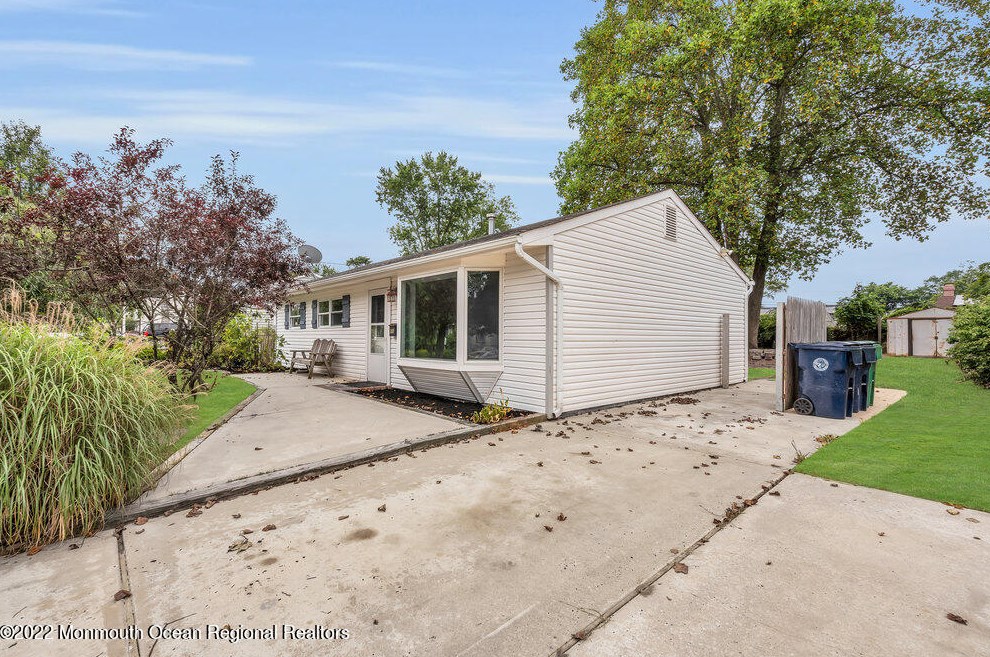 11 Easy St, Toms River, NJ 08757