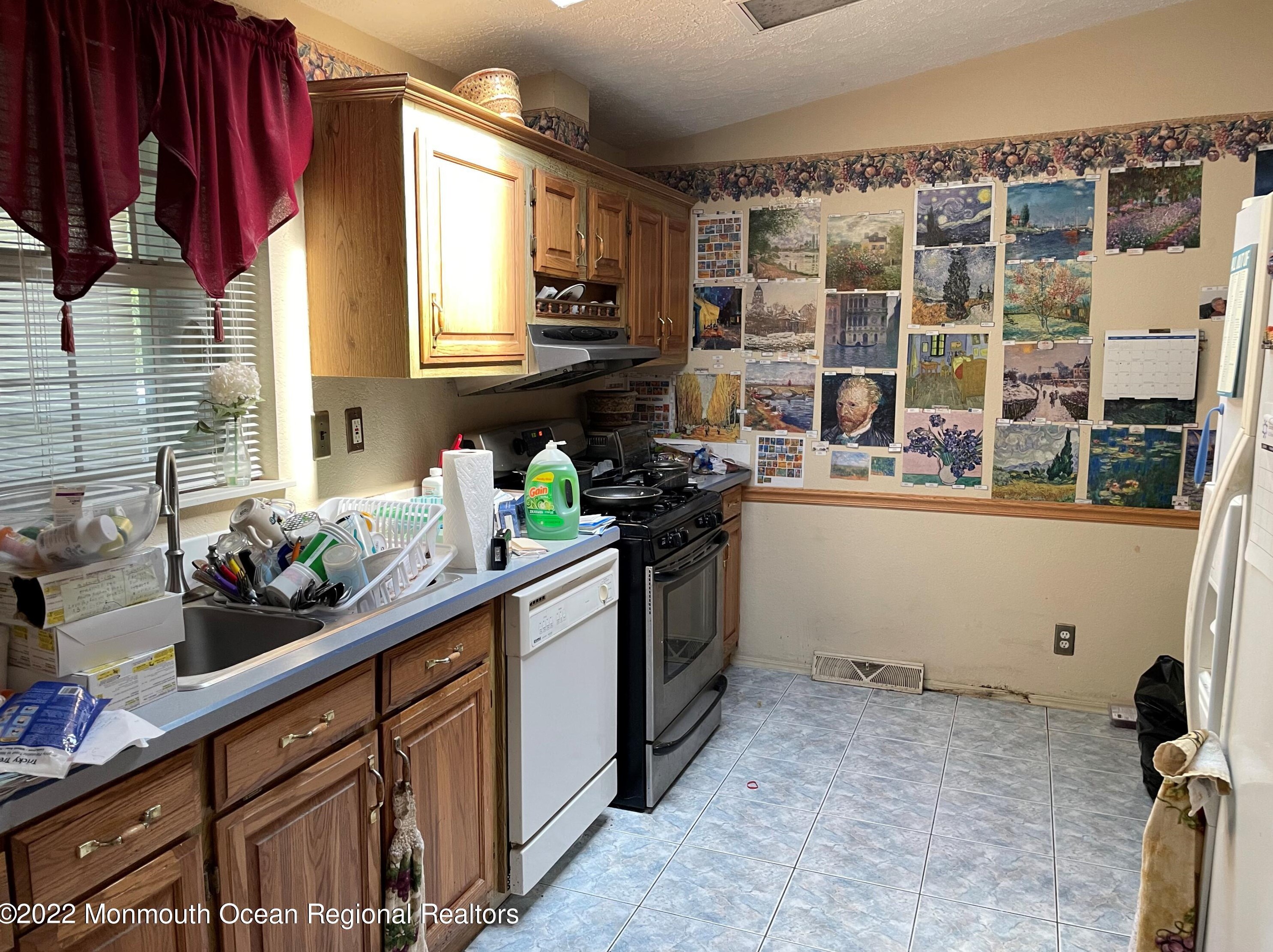 122 Woody Rd, East Freehold, NJ 07728