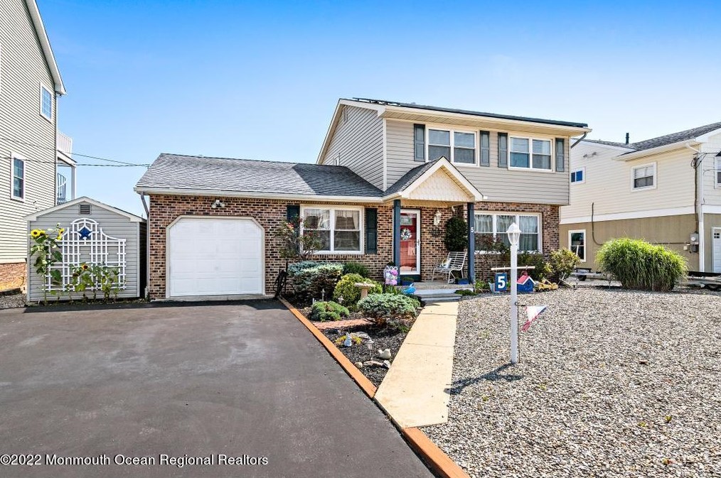 5 Kansas Rd, Tuckerton, NJ 08087-1005