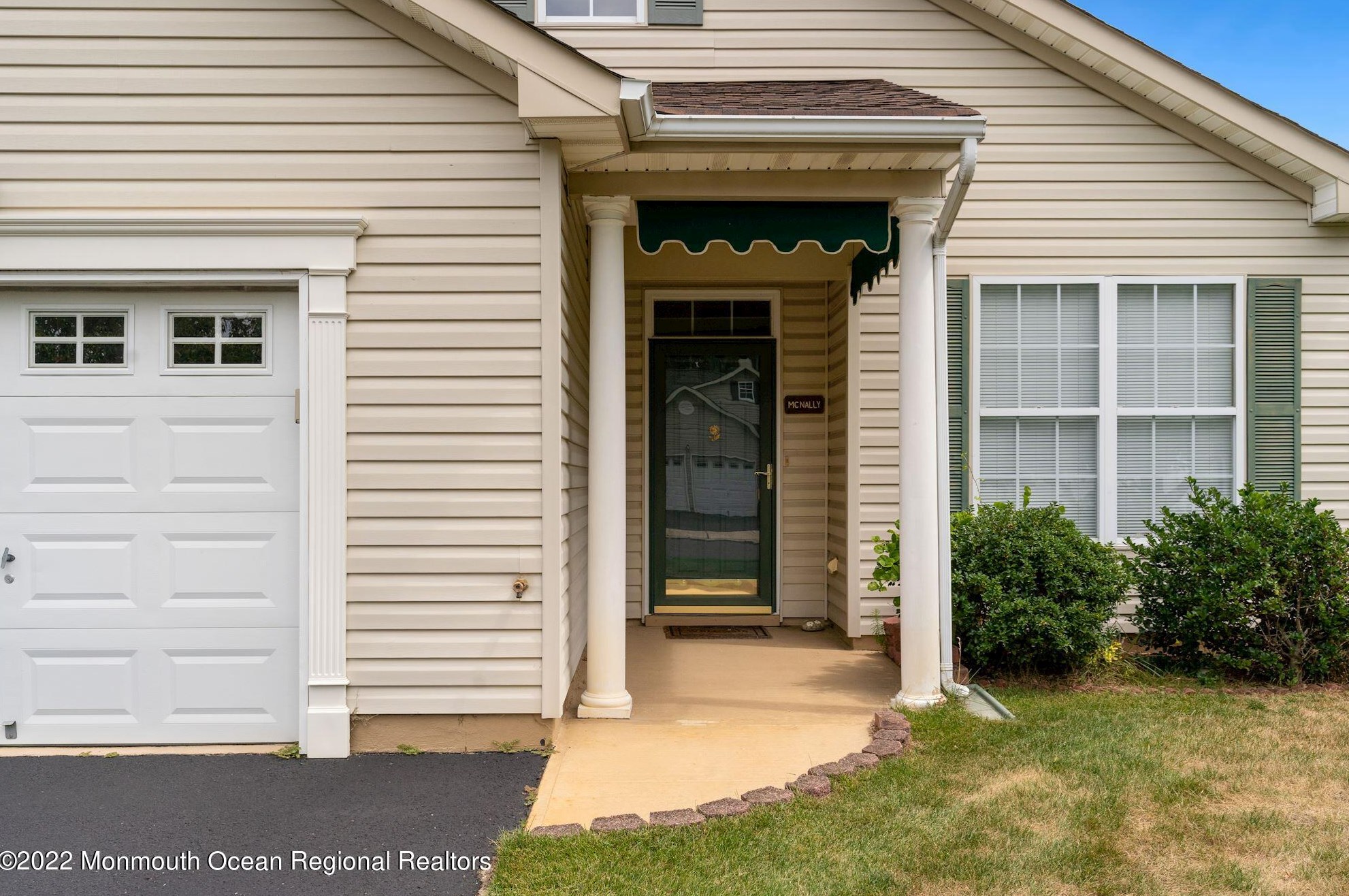 21 Sunflower Ln, Bricktown, NJ 08724