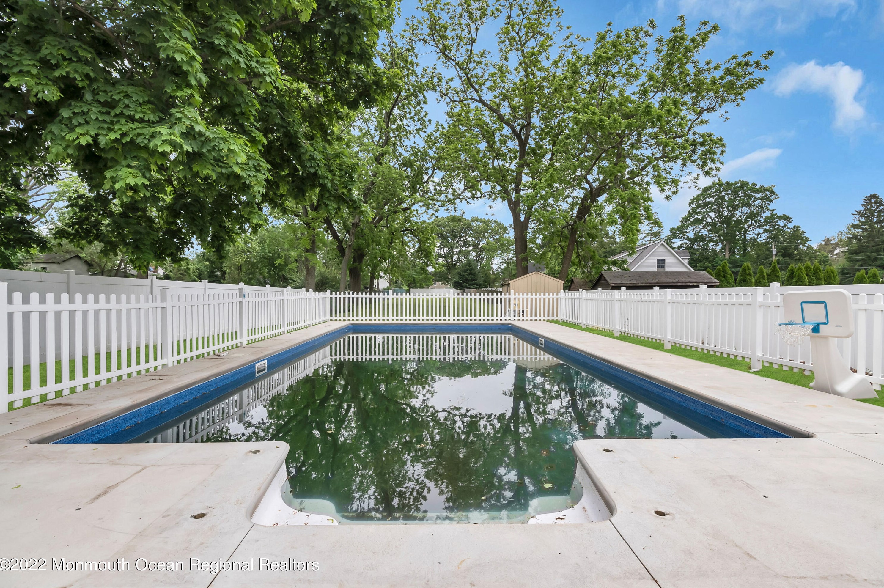 370 Park Ave, Oakhurst NJ  07755-1245 exterior