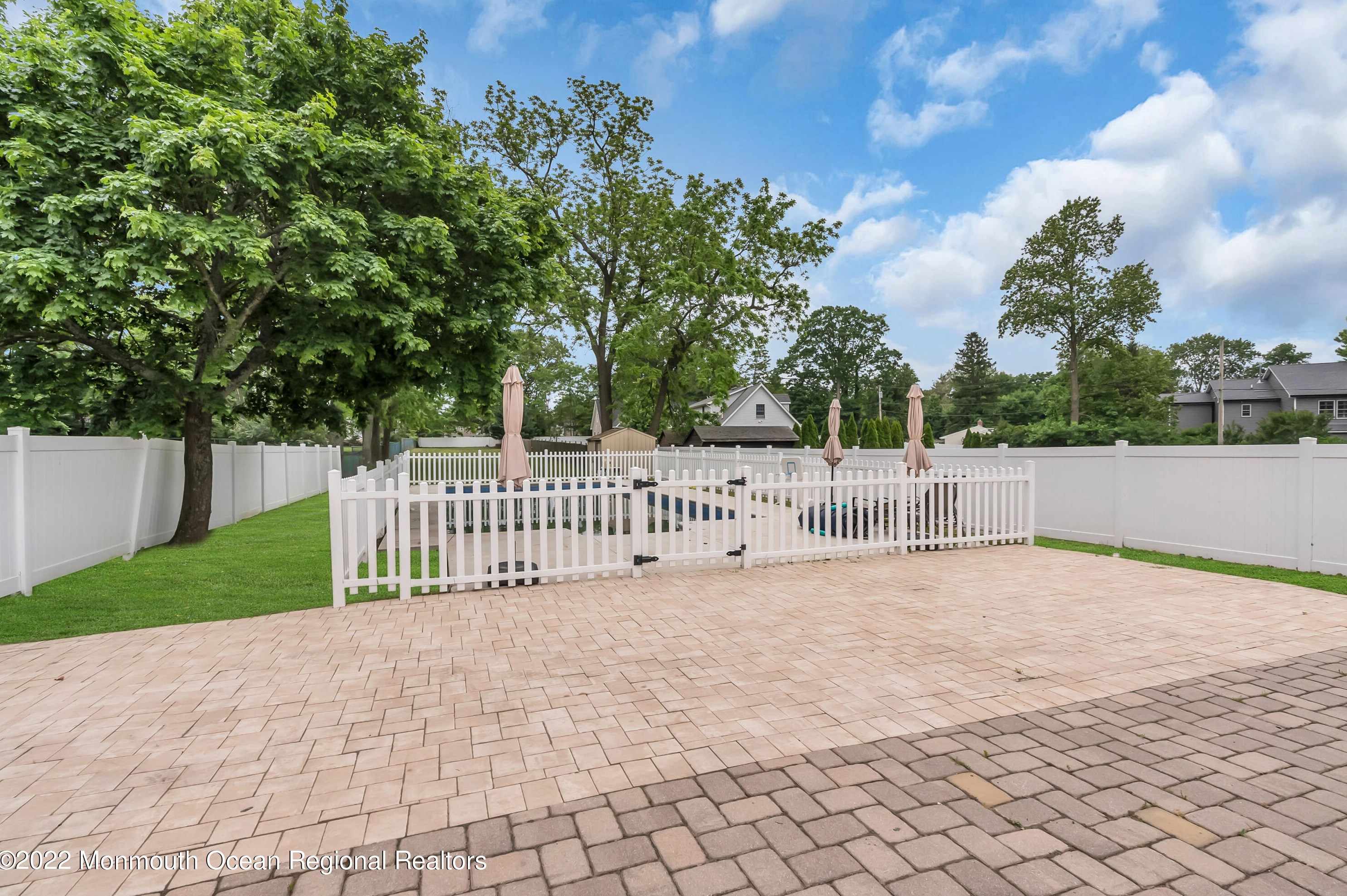 370 Park Ave, Oakhurst NJ  07755-1245 exterior