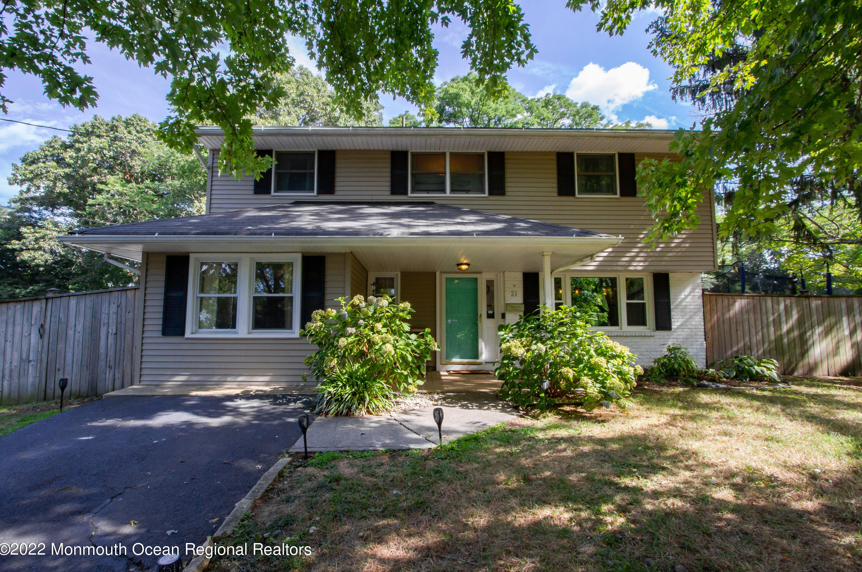 21 Collinson Dr, Middletown, NJ 07748