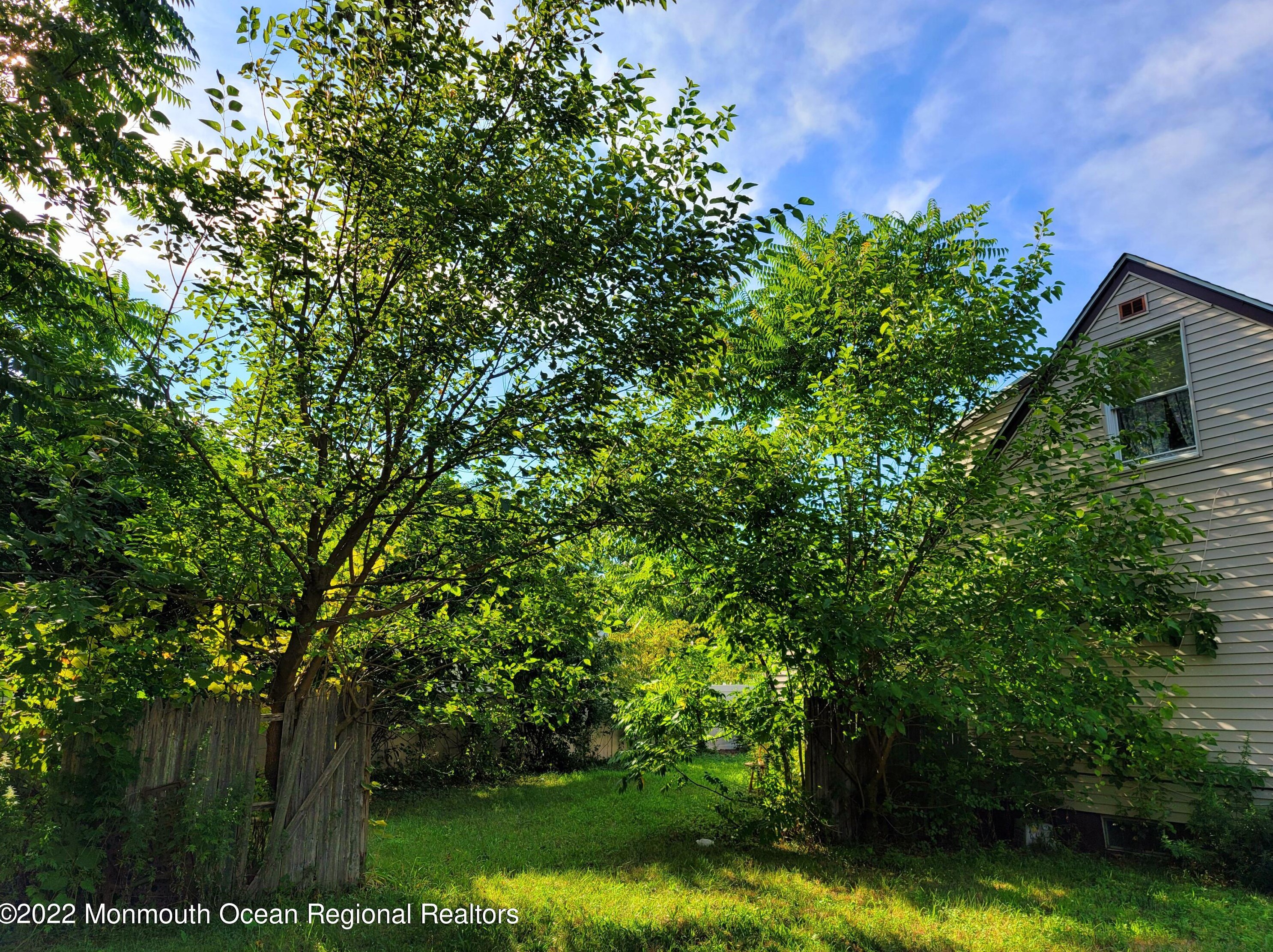 19 Sunset Pl, Middletown, NJ 07748