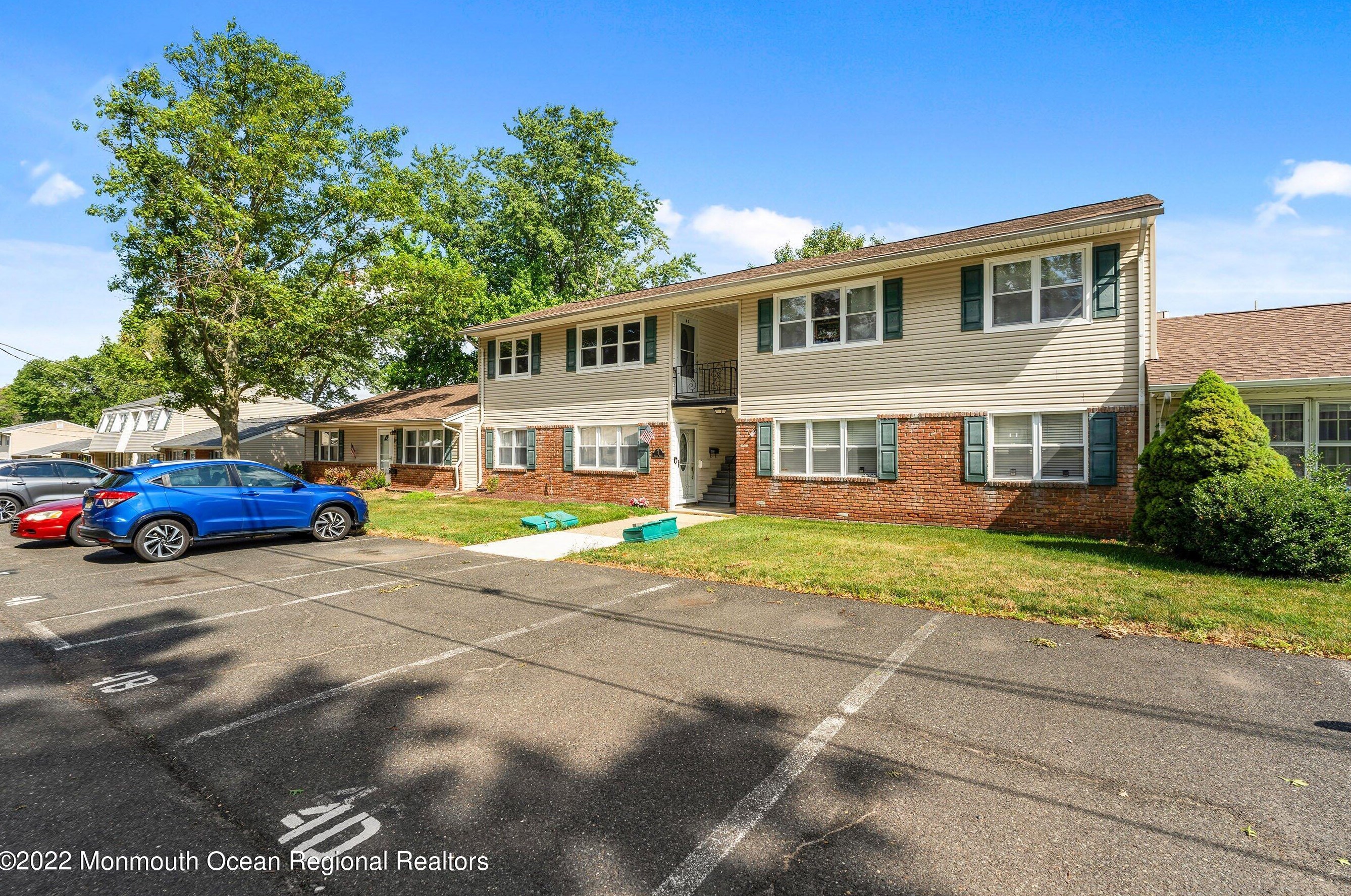 4 Haven Dr, Matawan, NJ 07747-4406