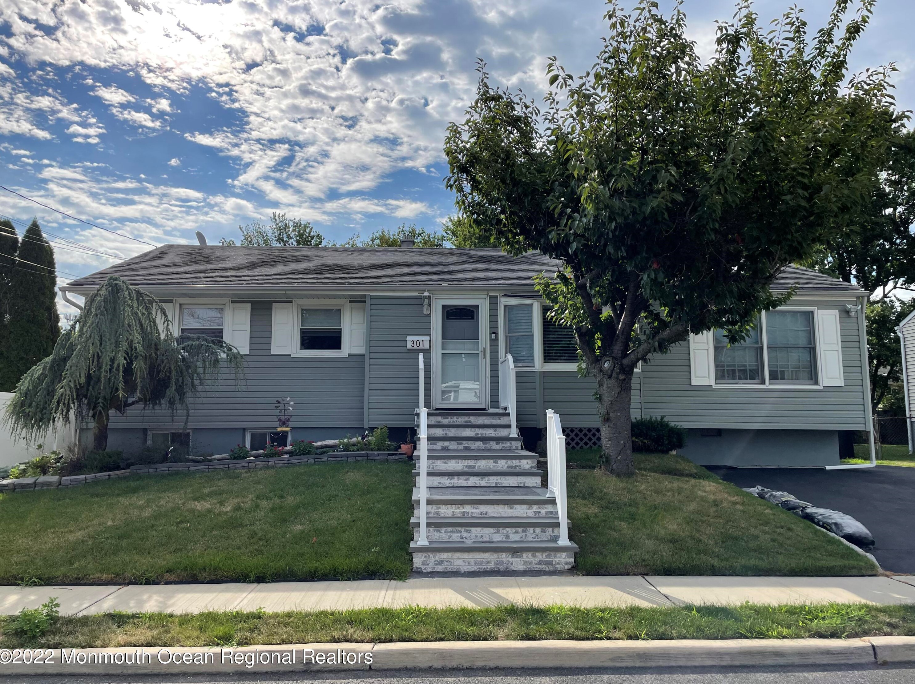 301 Arlington Ave, Keyport, NJ 07735-2731