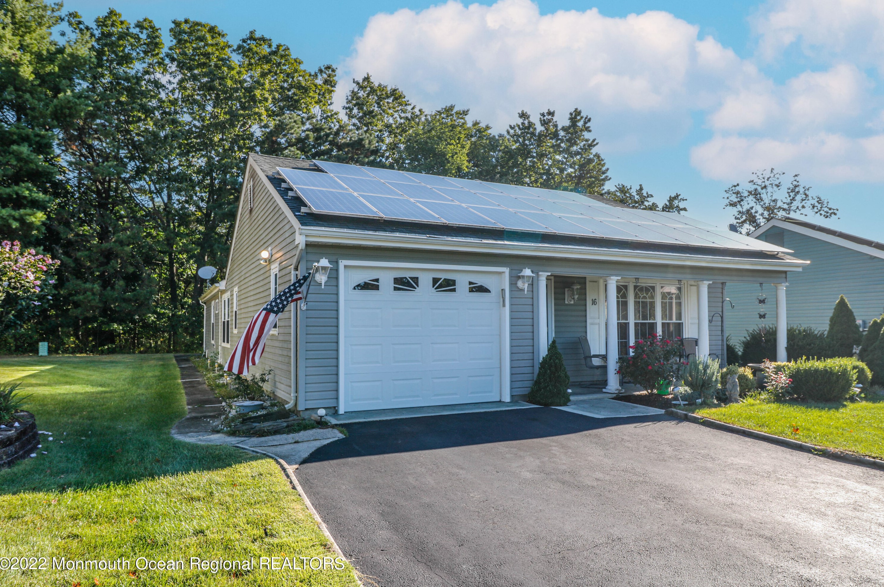 16 Twyford Ln, Lakehurst, NJ 08759