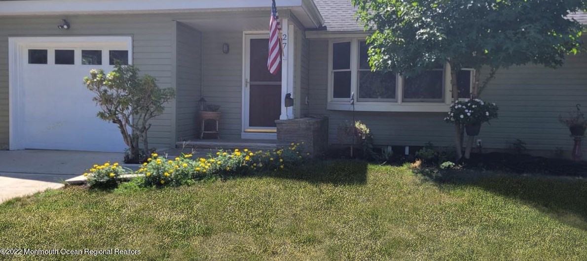 27 Hilltop Cir, Lincroft, NJ 07738