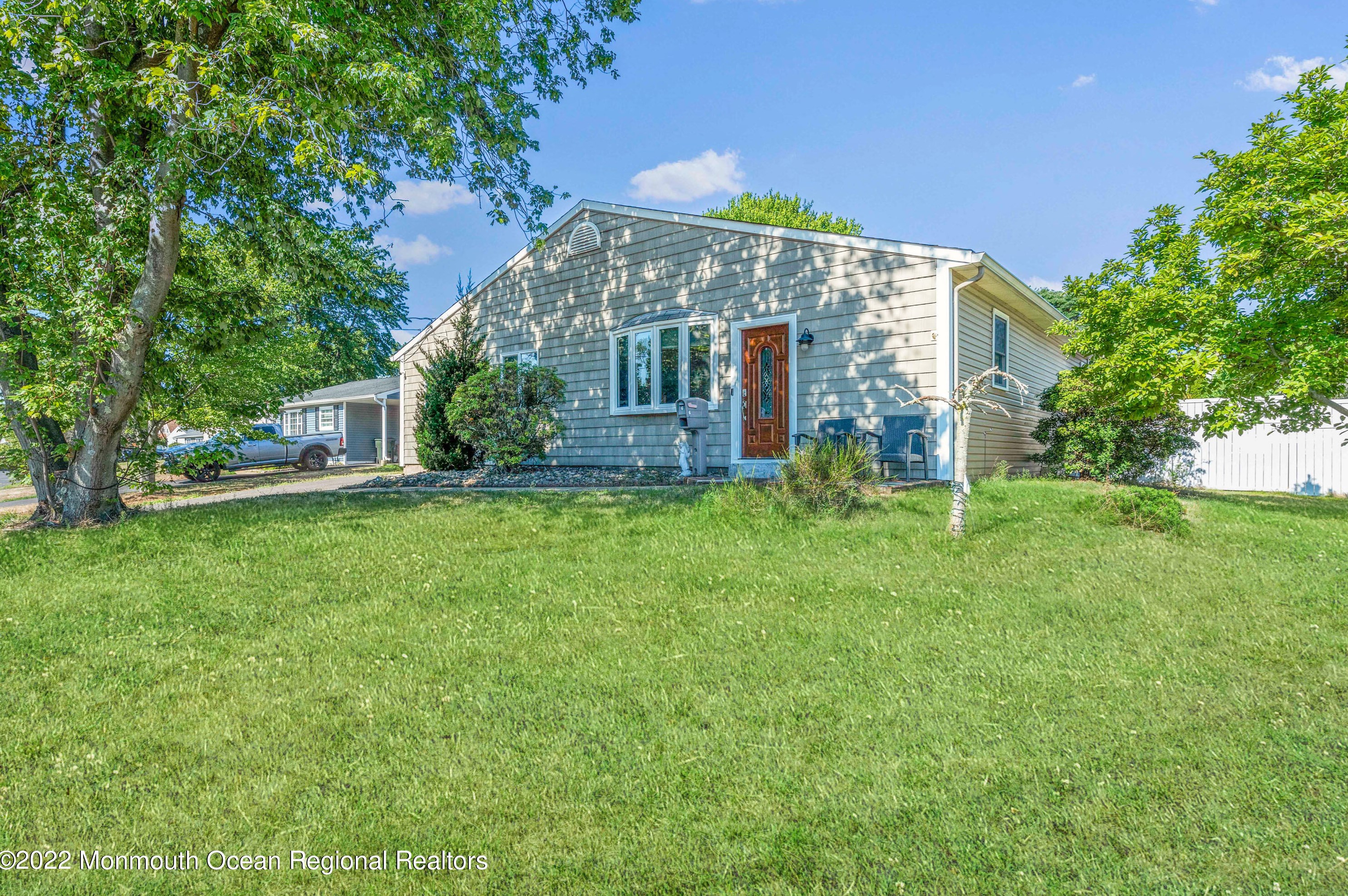 6 Mason Dr, Hazlet, NJ 07730