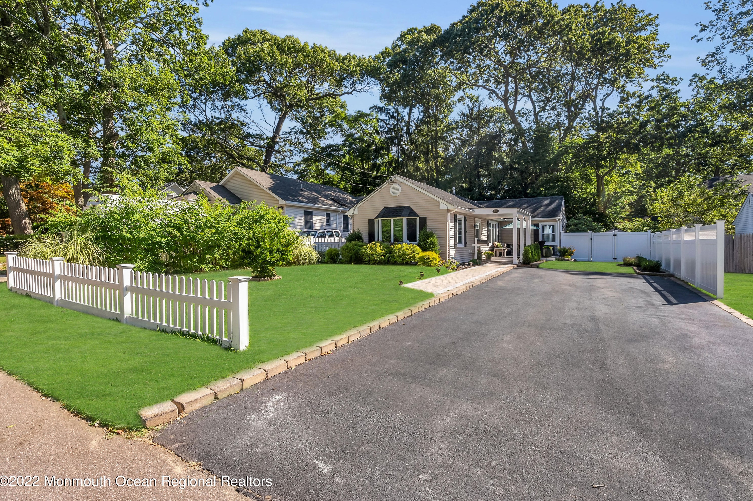 187 Pinecrest Rd, Oakhurst, NJ 07755-1423