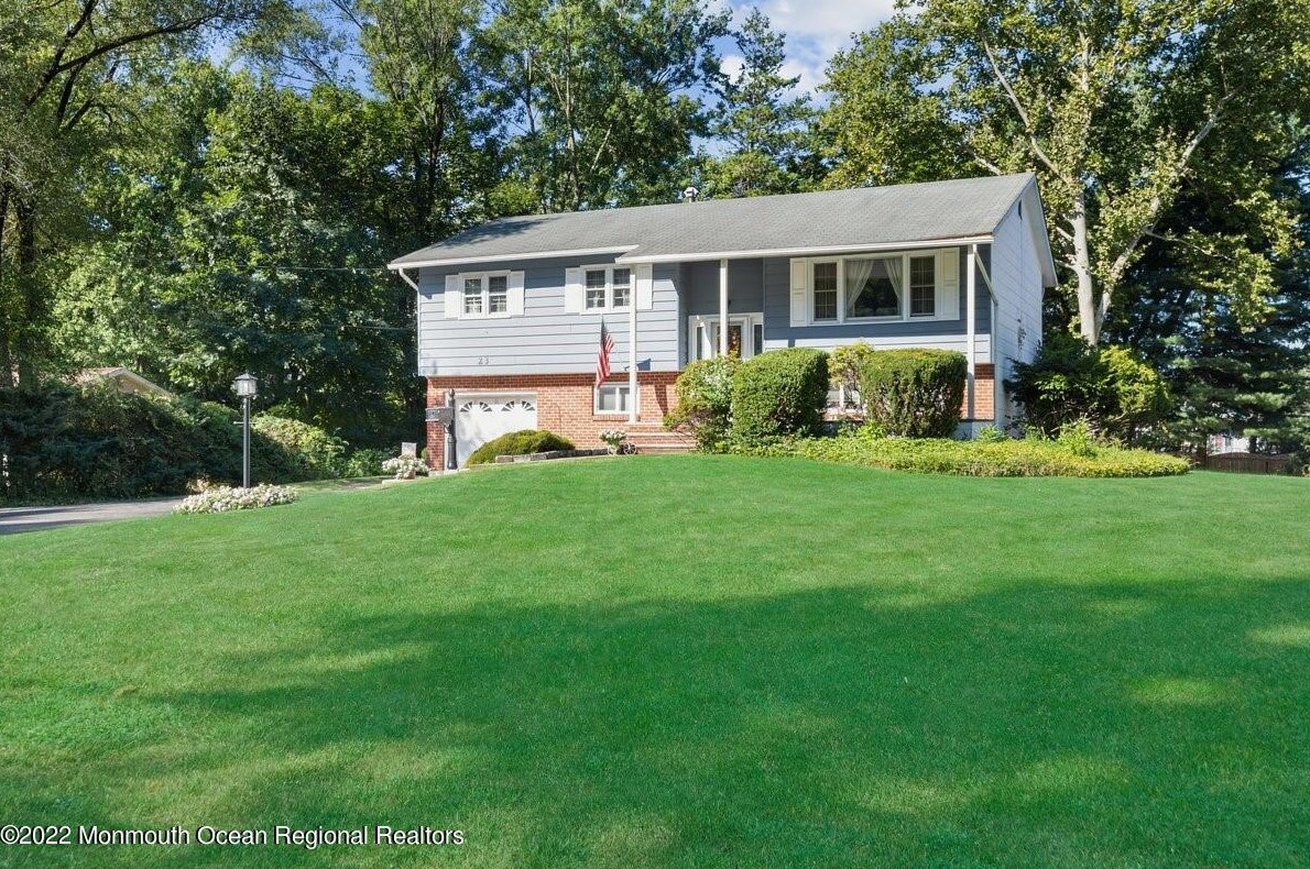 23 Holiday Rd, Millstone Township, NJ 07726-2709