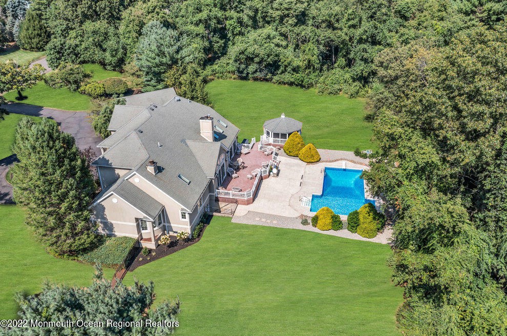 6 Shawnee Ct, Vanderburg, NJ 07722-1472