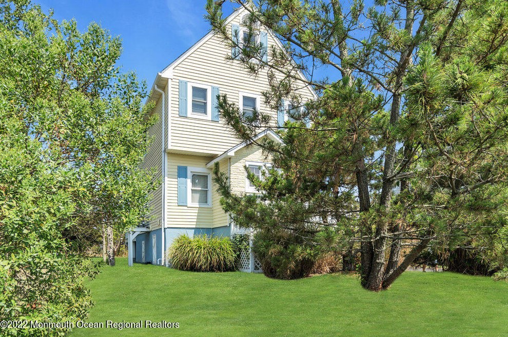 47 Valentine St, Monmouth Beach, NJ 07750-1438