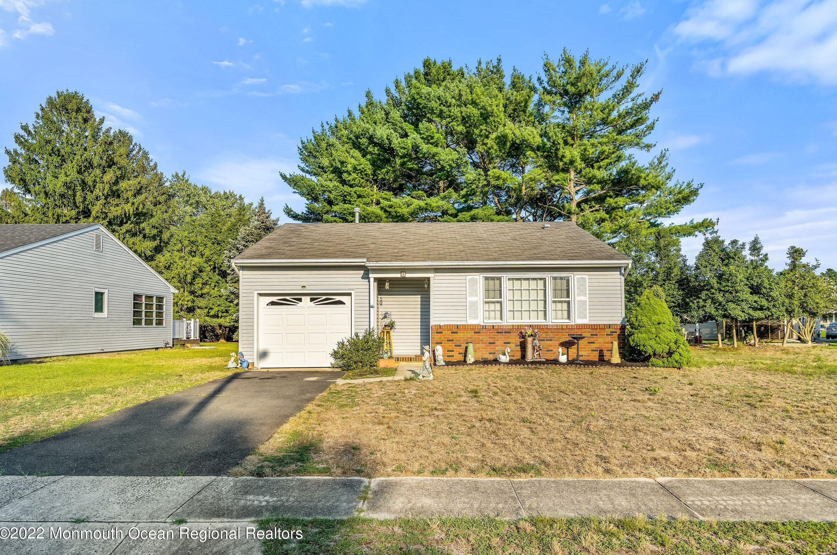 2 Basset Dr, Toms River, NJ 08757-5635