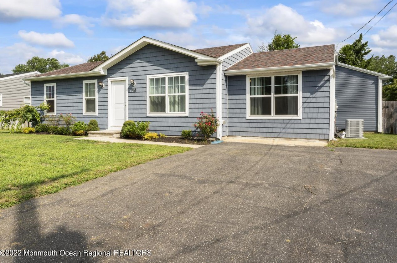 918 Clubhouse Dr, Lacey, NJ 08731