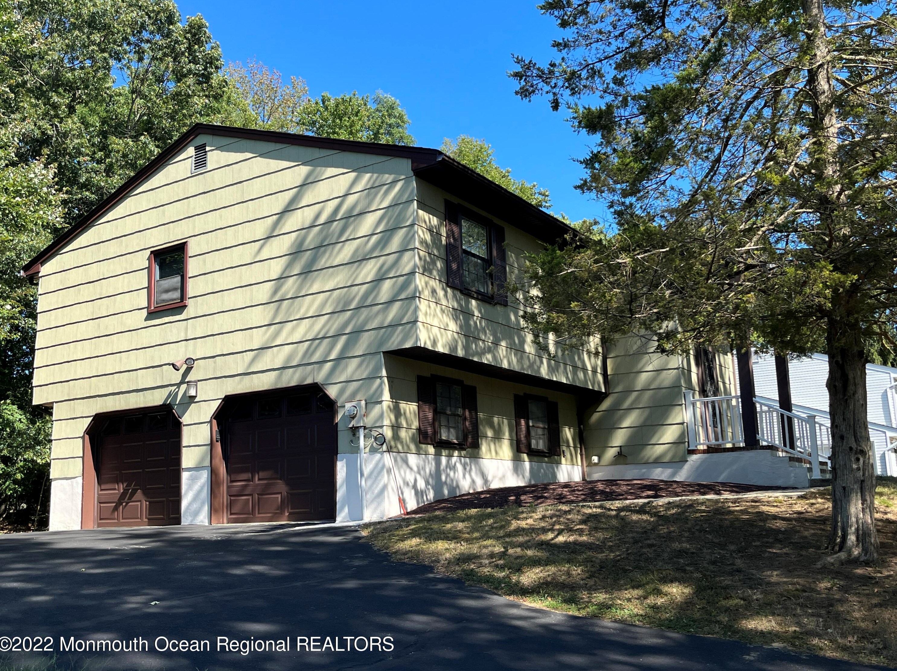 3 Gettysburg Dr, Millstone Township, NJ 07726-1701
