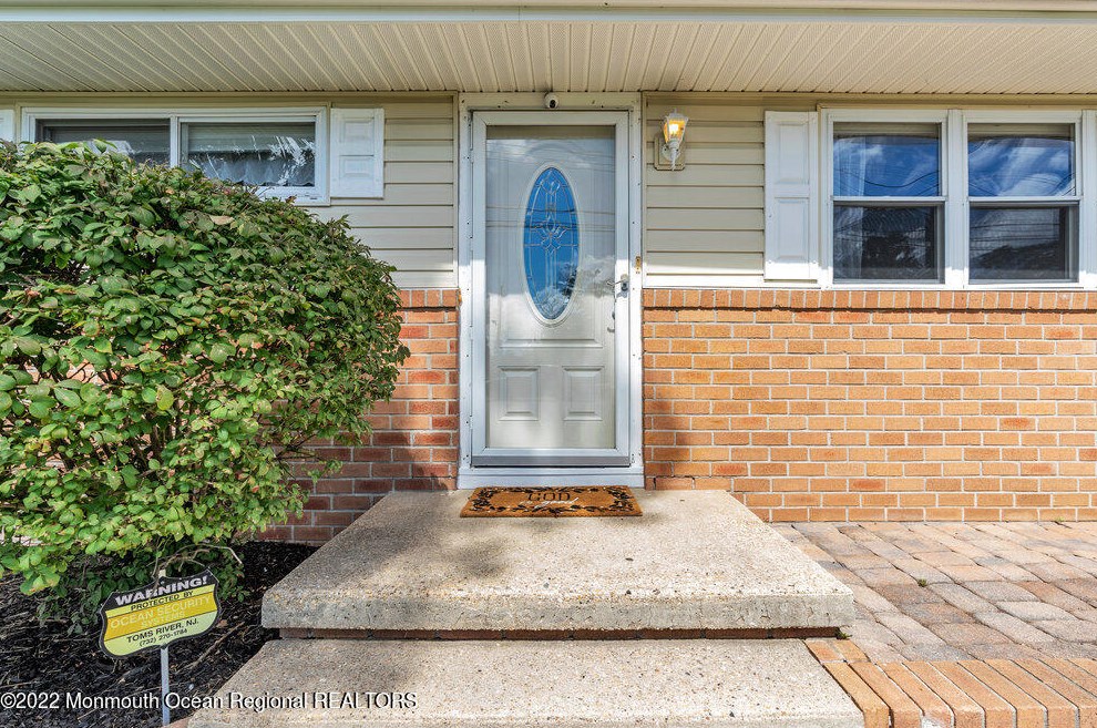 198 Alligator Dr, Toms River, NJ 08753-2302