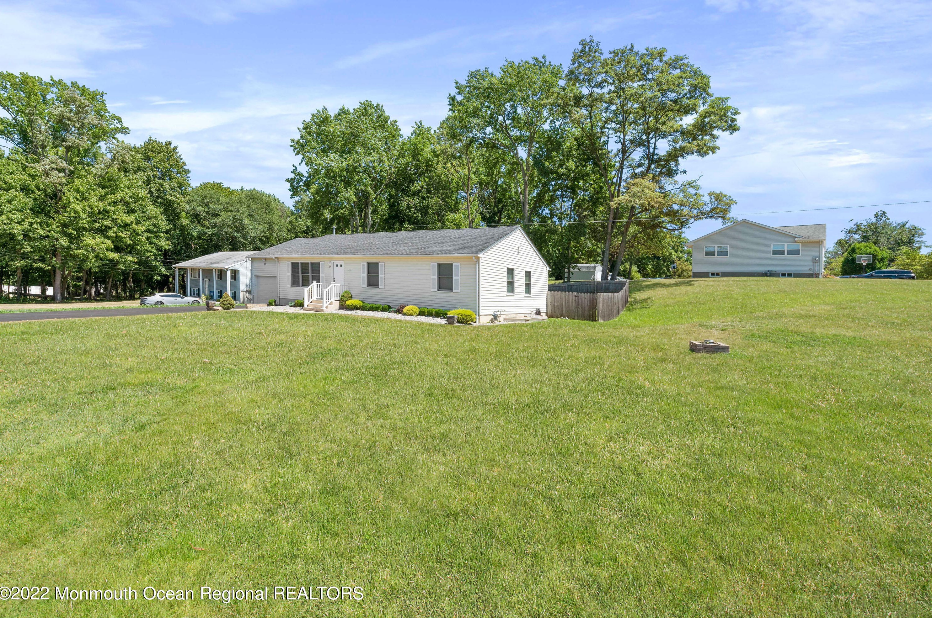 29 Station St, Millstone Township, NJ 07726