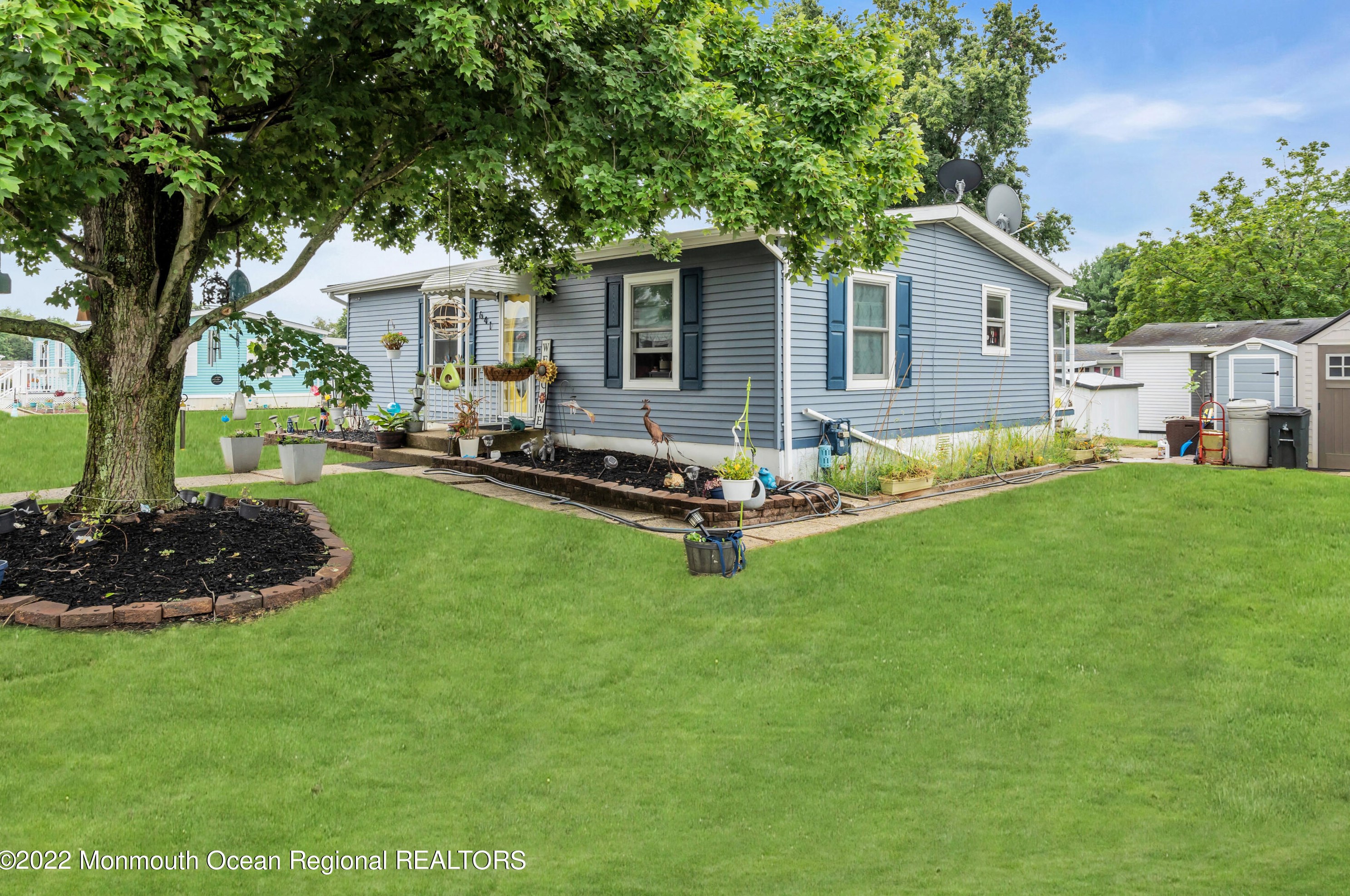 641 Dede Dr, East Freehold, NJ 07728-3405
