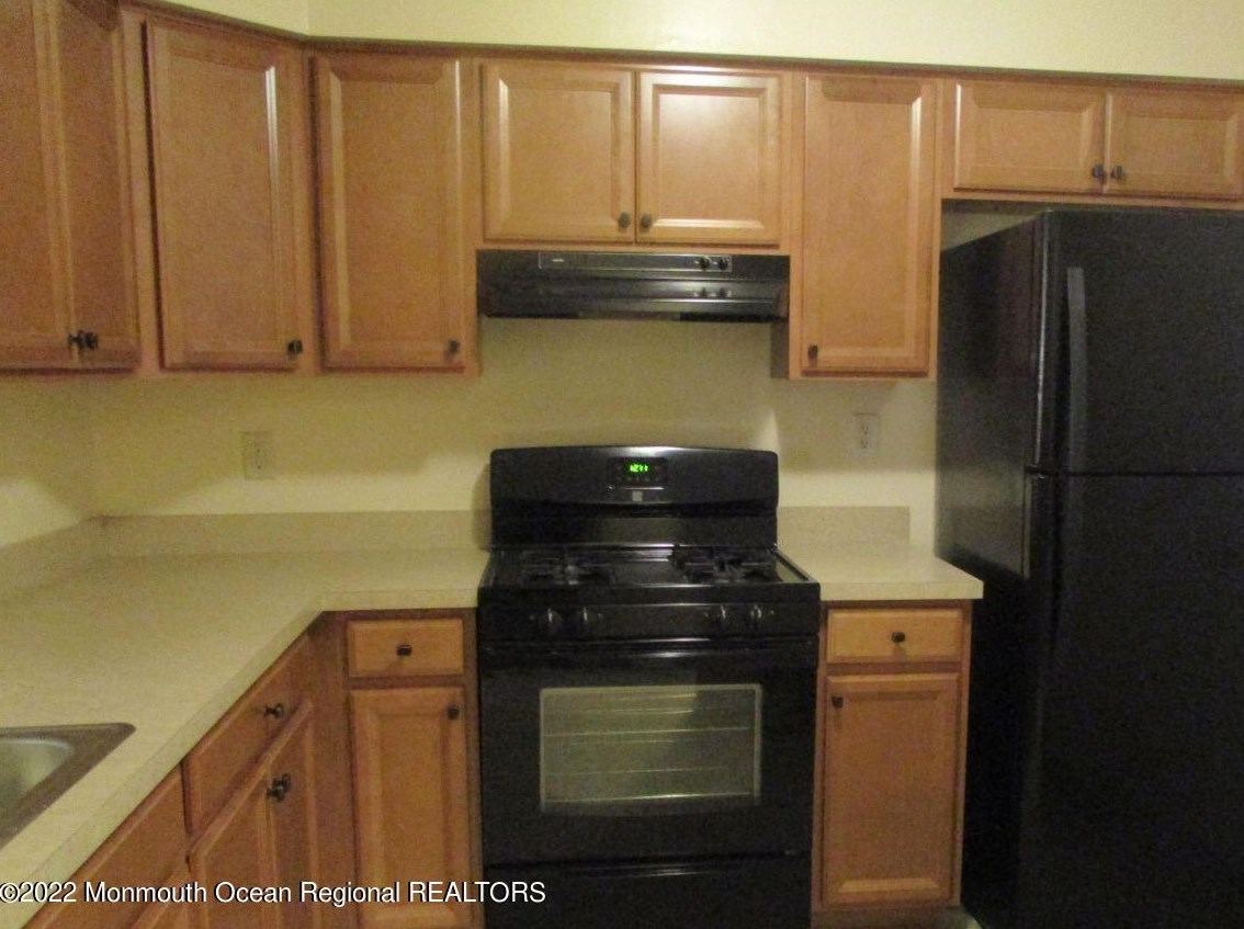 125 Dumbarton Hill Ct, Matawan NJ  07747-1863 exterior