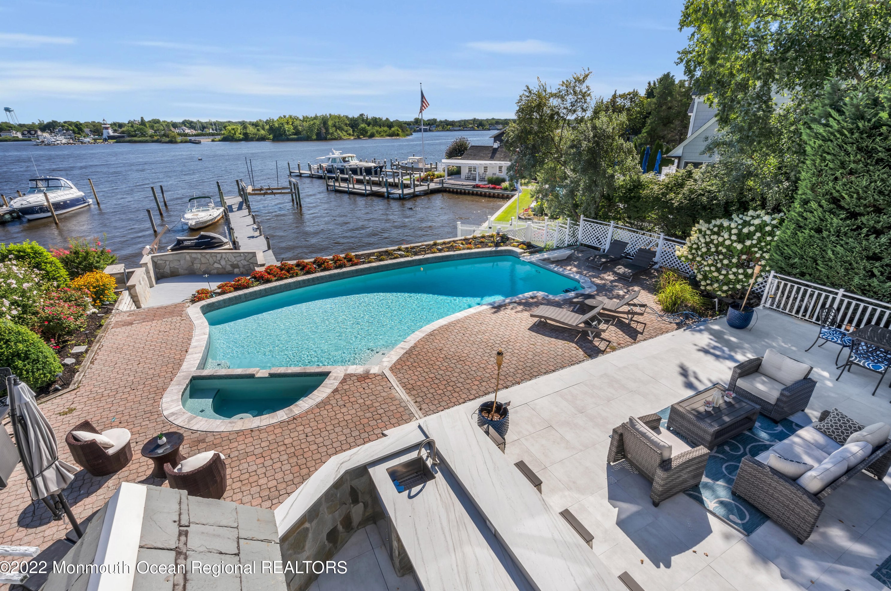 18 Brooks Rd, Toms River, NJ 08753-7526