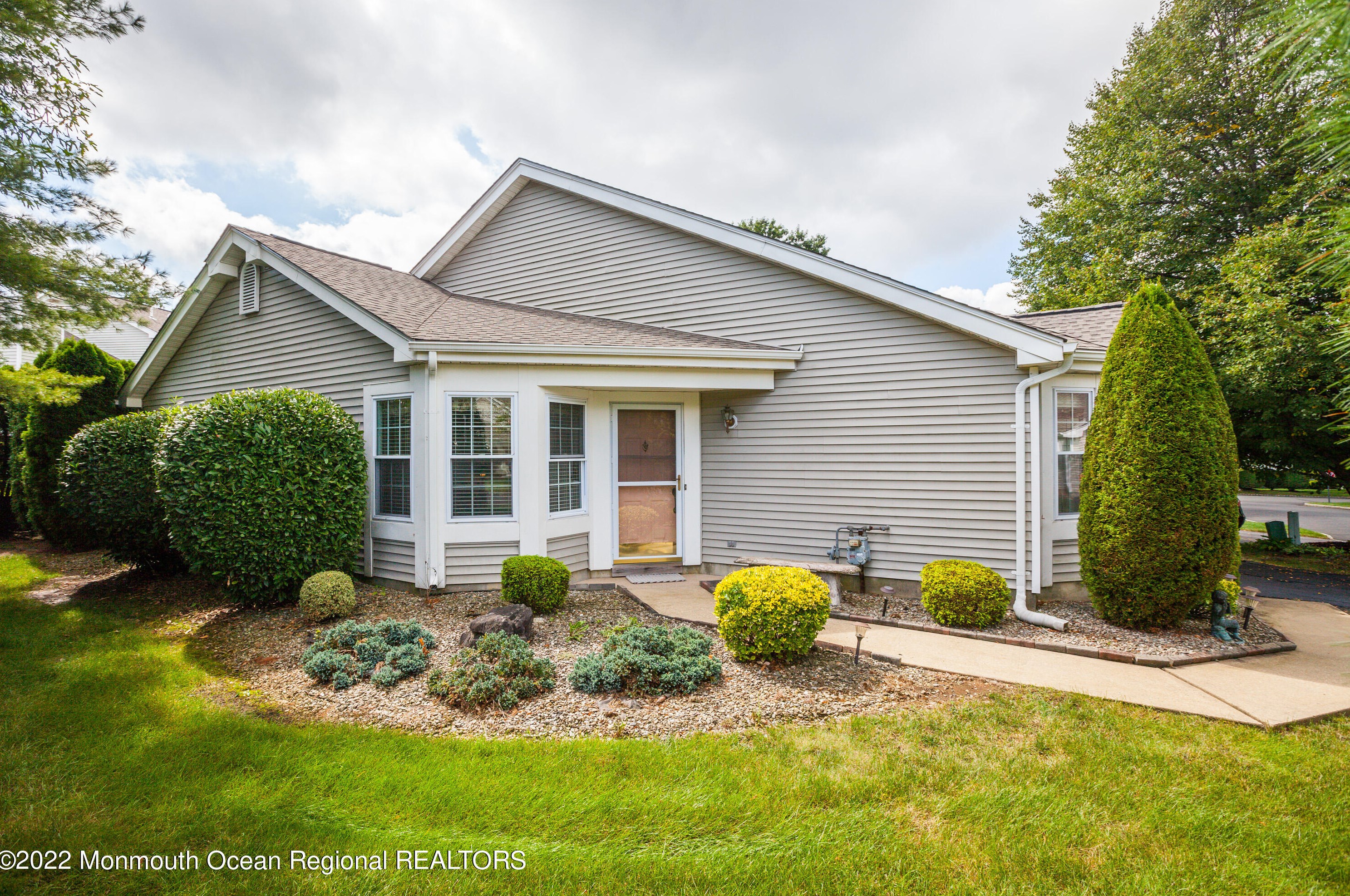 121 Linden Ln, East Freehold, NJ 07728