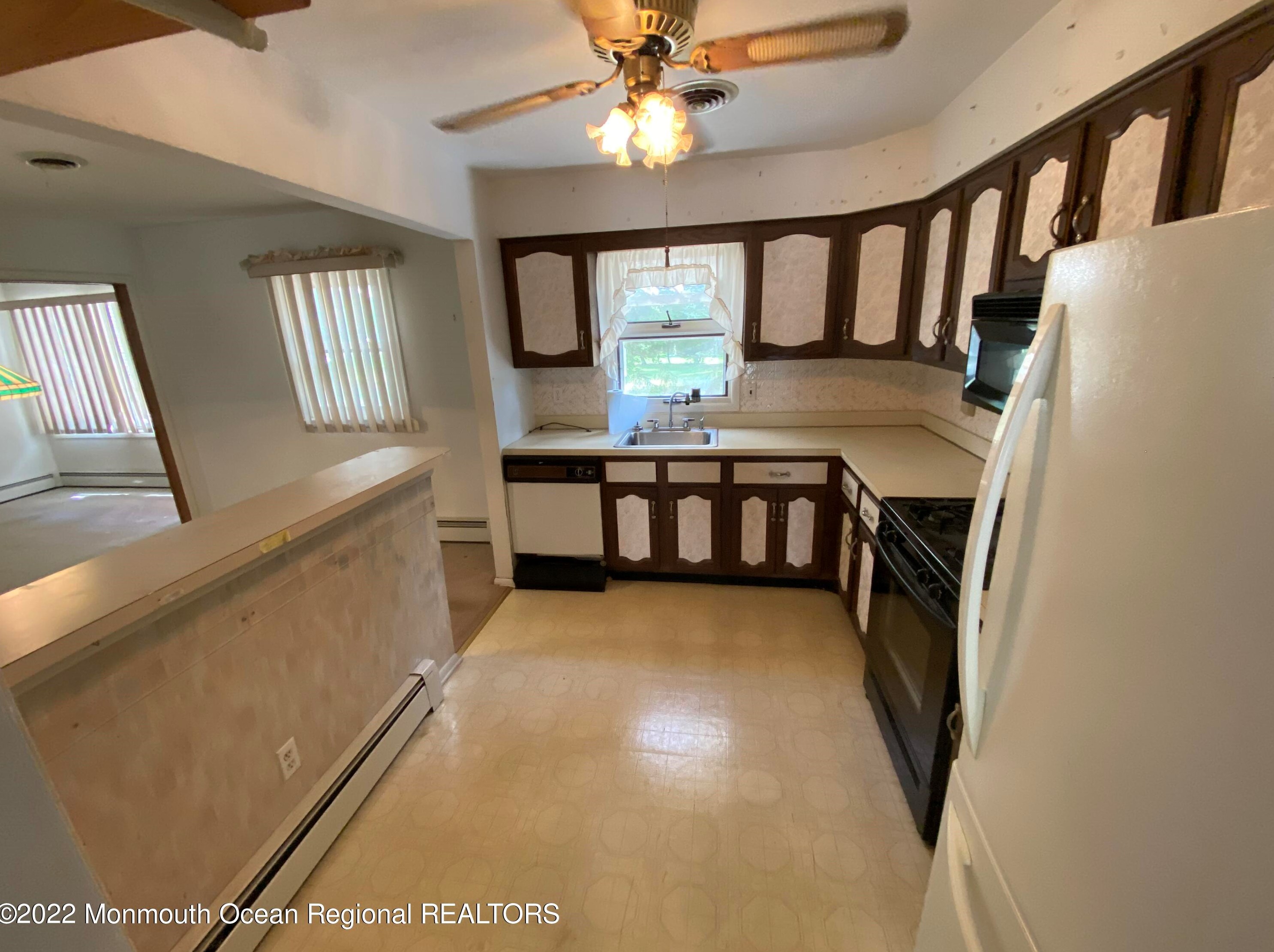 4 Nostrand Dr, Toms River, NJ 08757-5642