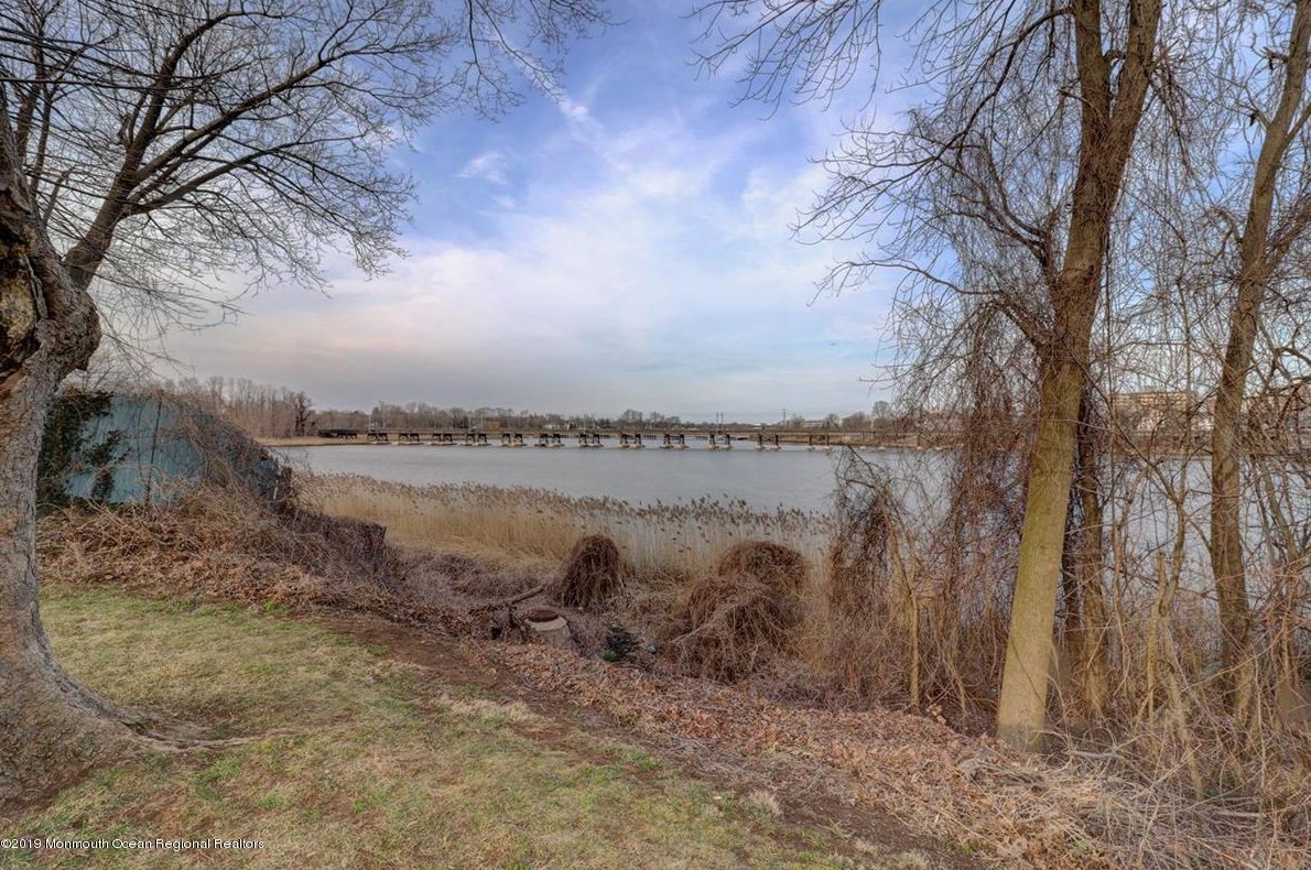 17 Hubbard Ave, Tinton Falls, NJ 07701