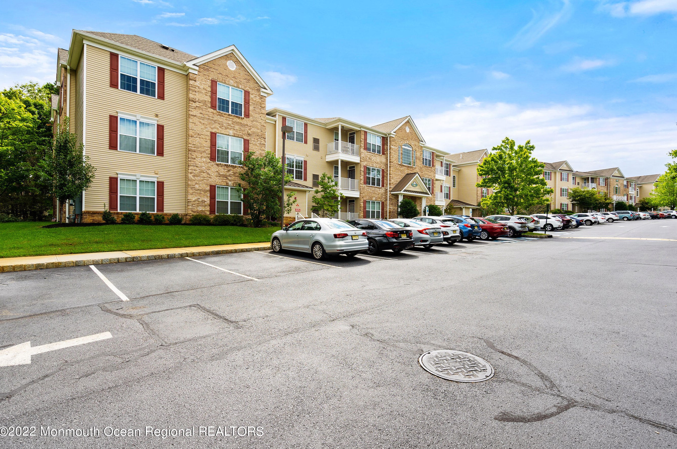 114 Sophee Ln, Lakewood, NJ 08701