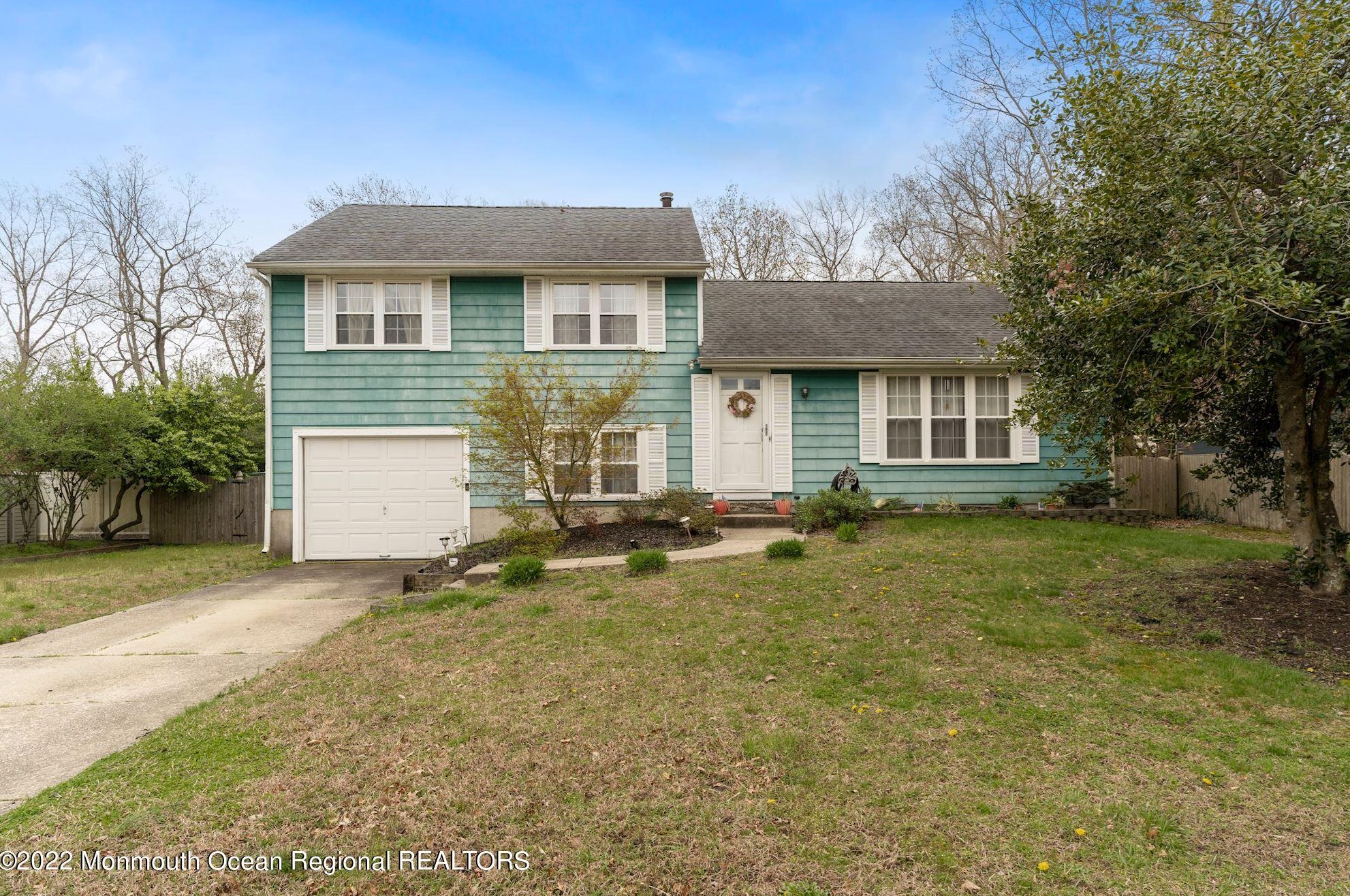 107 Ridge Dr, Toms River, NJ 08753-3520