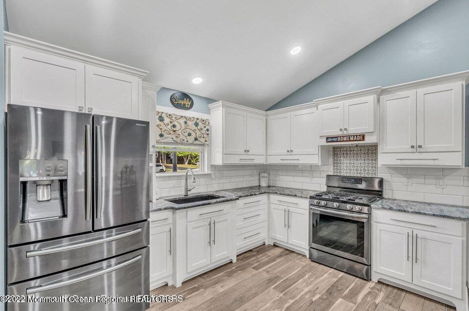 12 Hillcrest Ln, Tuckerton, NJ 08087