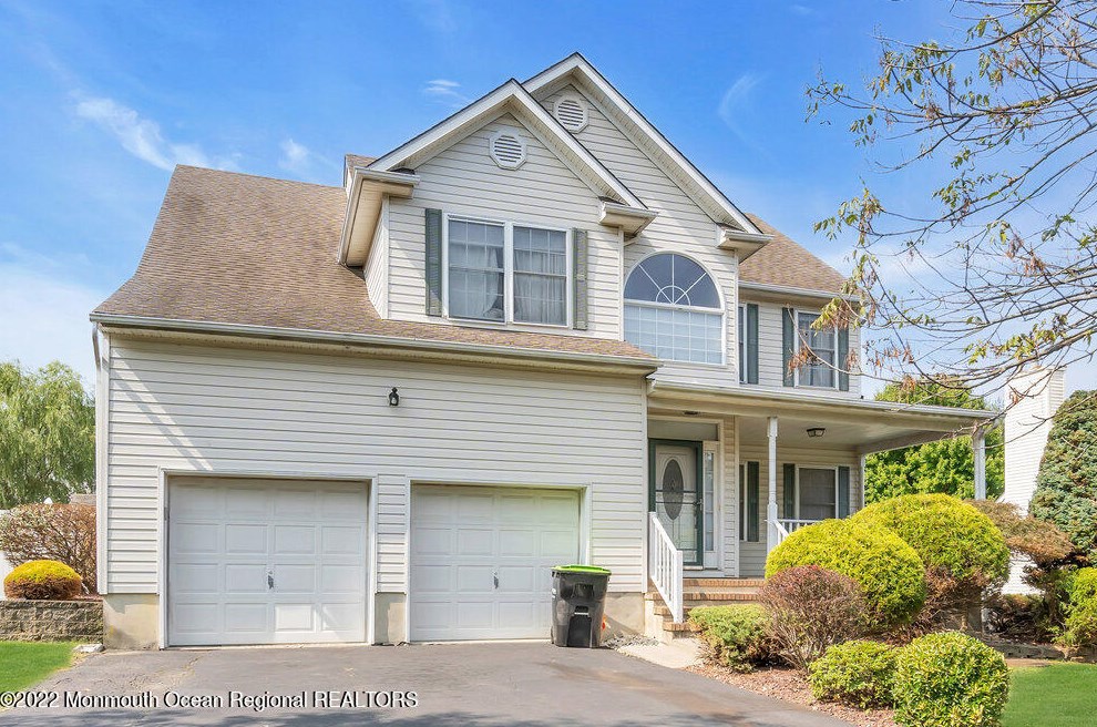 4 Hampton Ct, Matawan, NJ 07747-6845