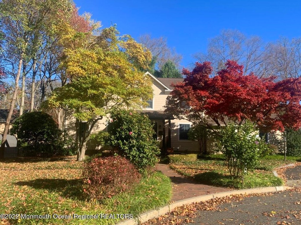 15 Oakwood Ln, Little Silver, NJ 07739