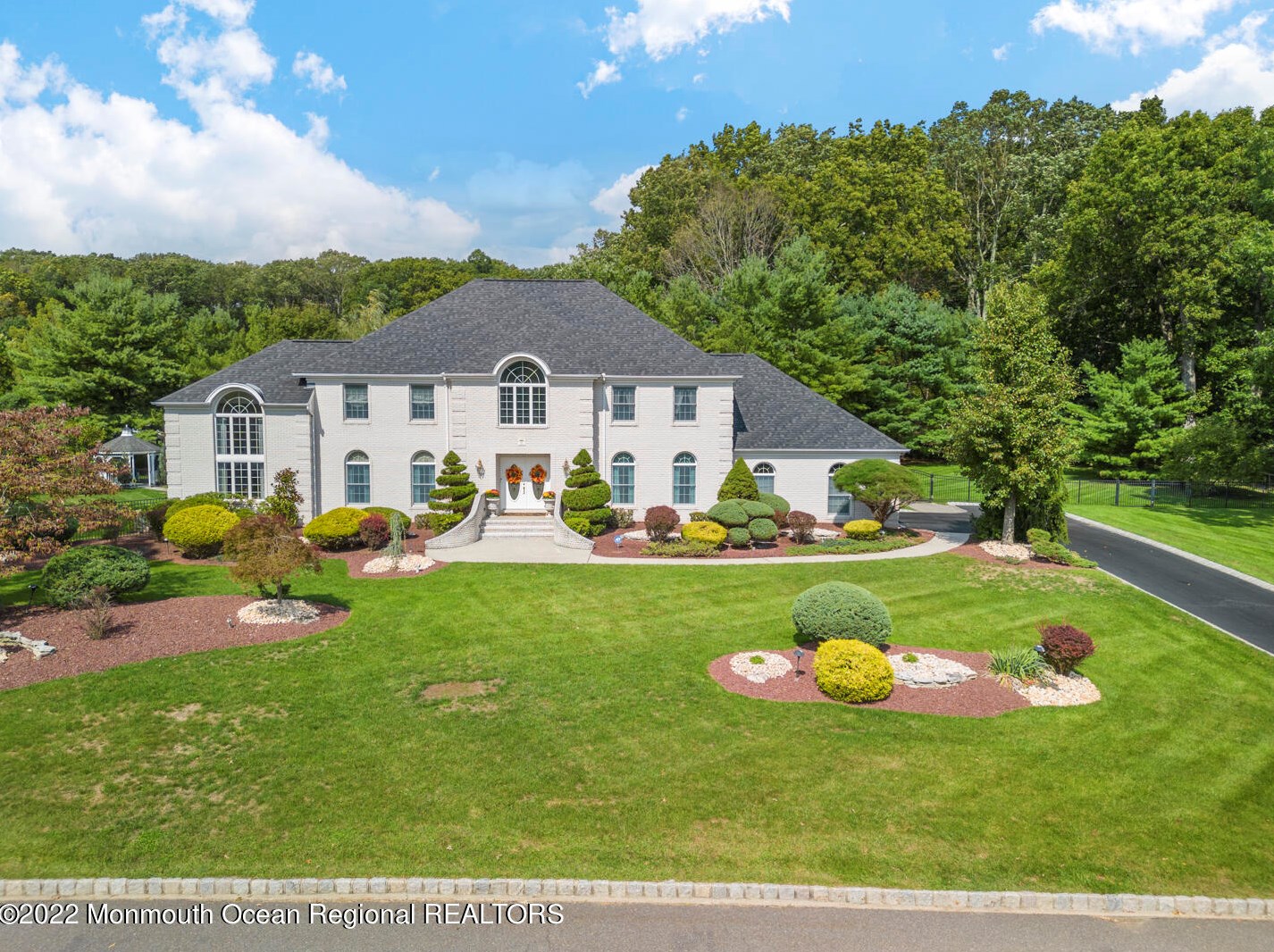 12 Monarch Ln, East Freehold, NJ 07728