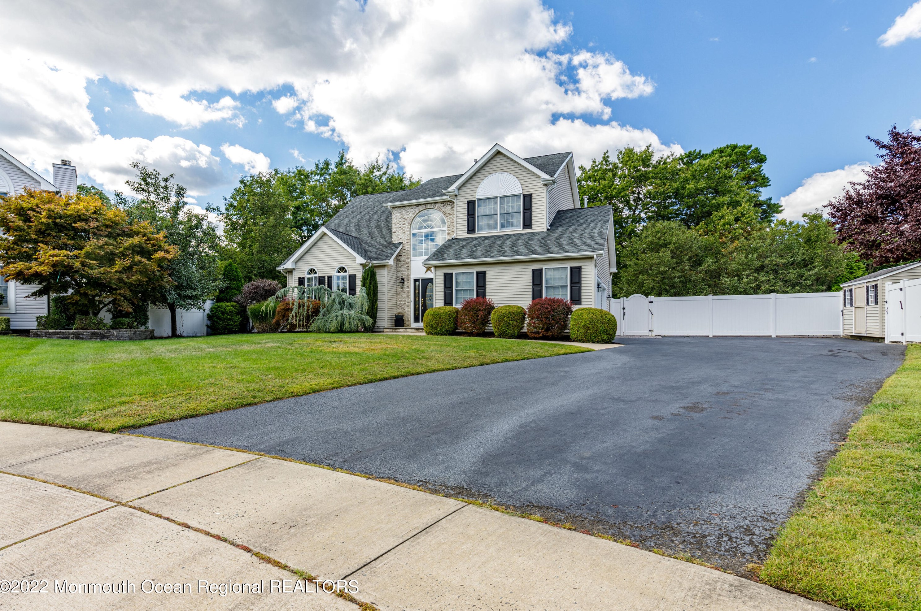 6 Tanner Ct, Bricktown, NJ 08724
