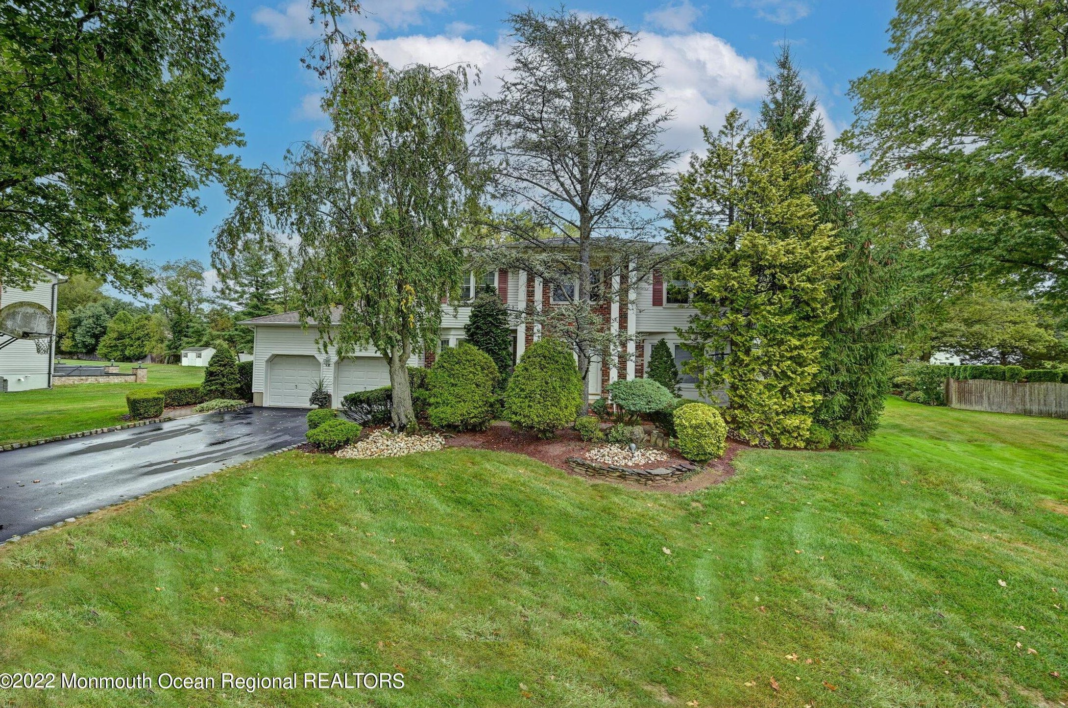 12 Danielle Dr, Millstone Township, NJ 07726-3339