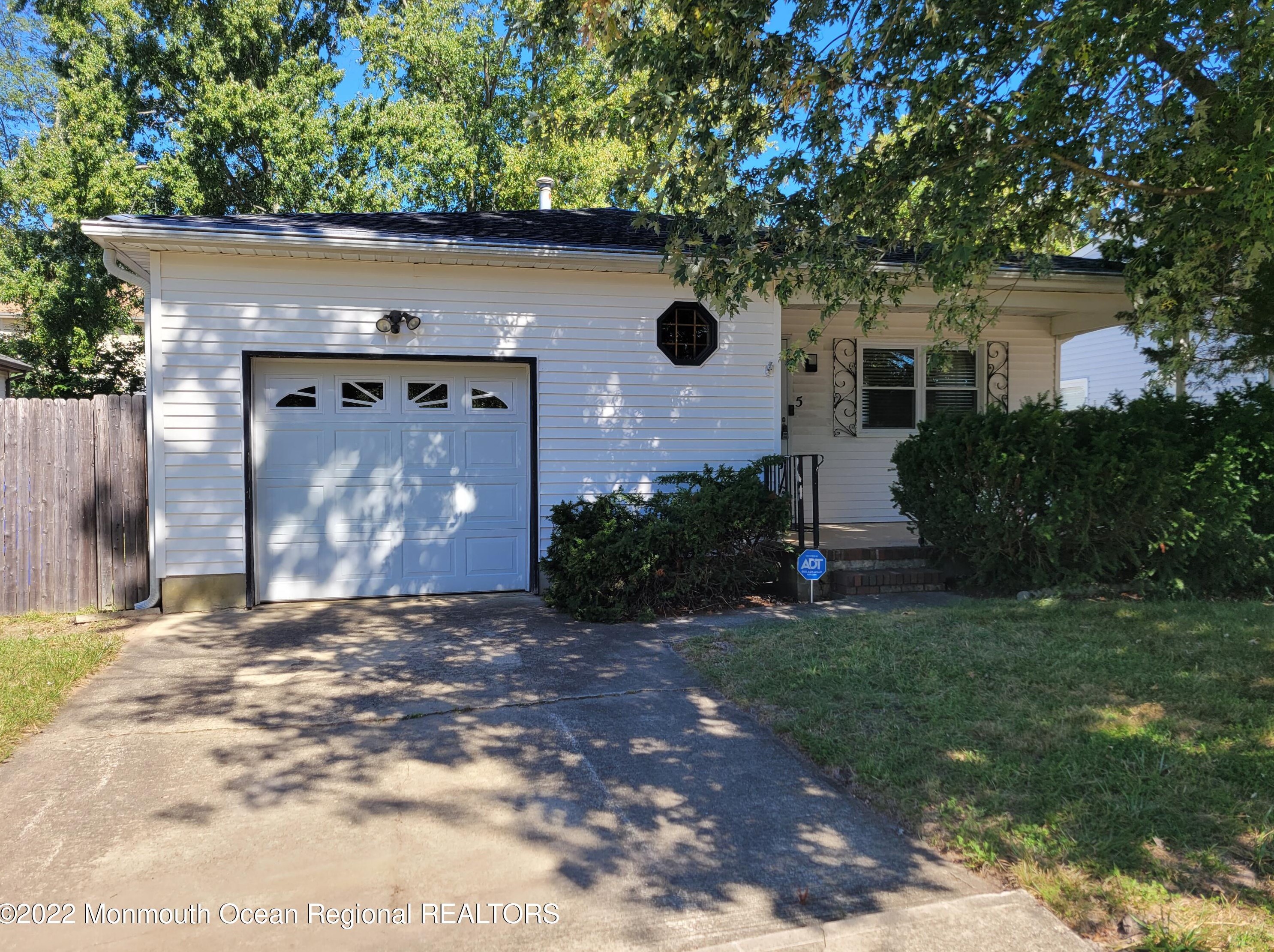 5 Lake Spring Ct, Toms River, NJ 08753-7009