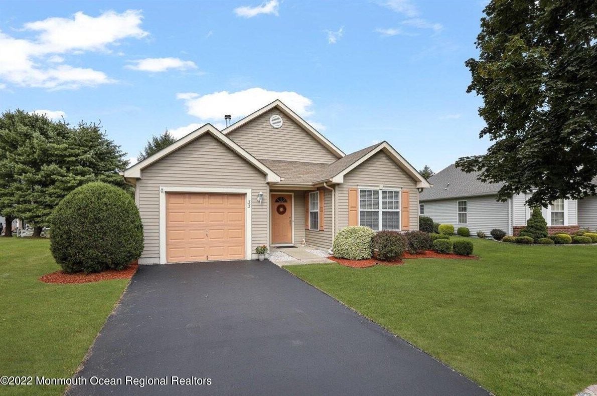 33 Woodspring Ln, Lakehurst, NJ 08759