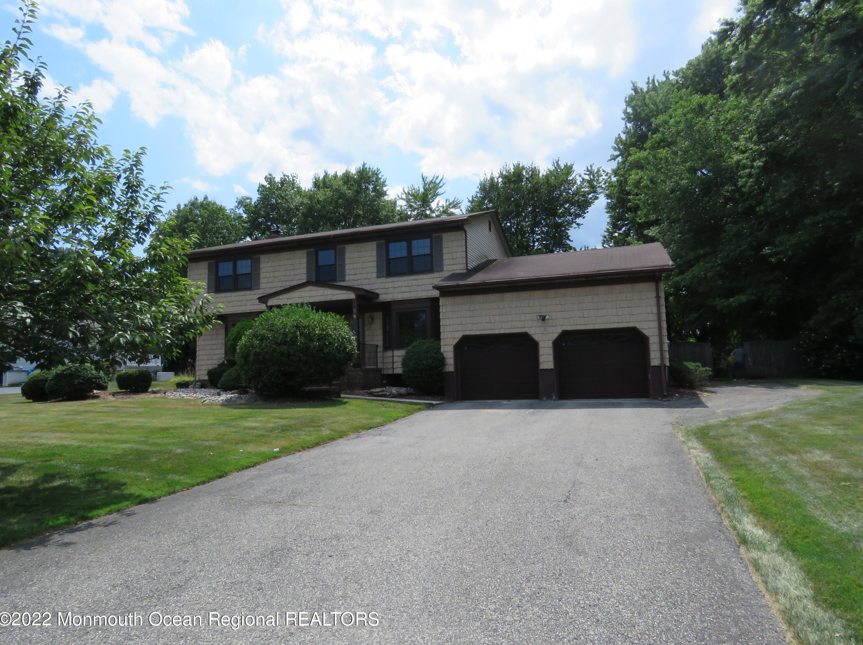 3 Glendale Dr, Millstone Township, NJ 07726-3218