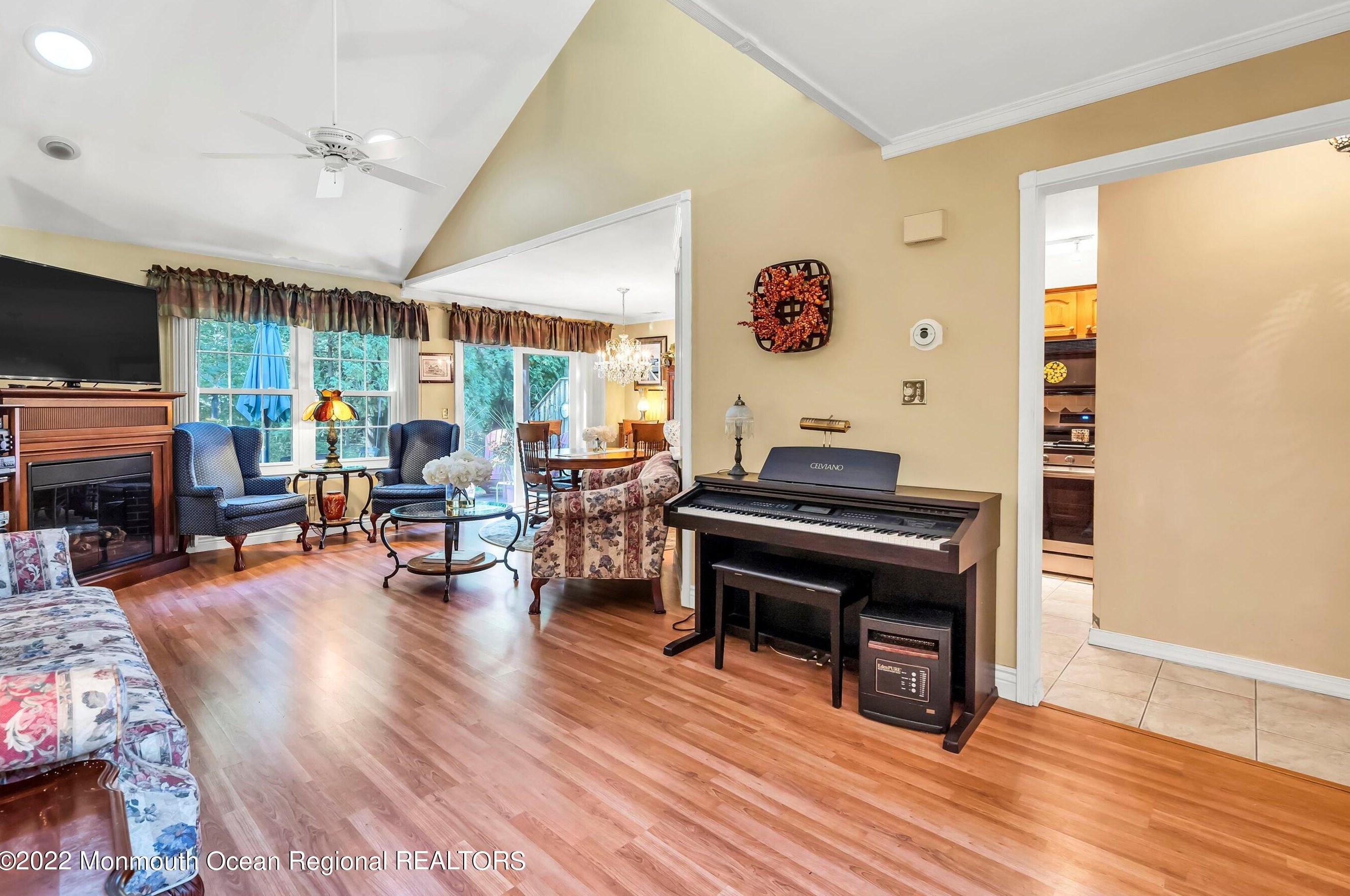 65 Evergreen Dr, East Windsor, NJ 08520-2317