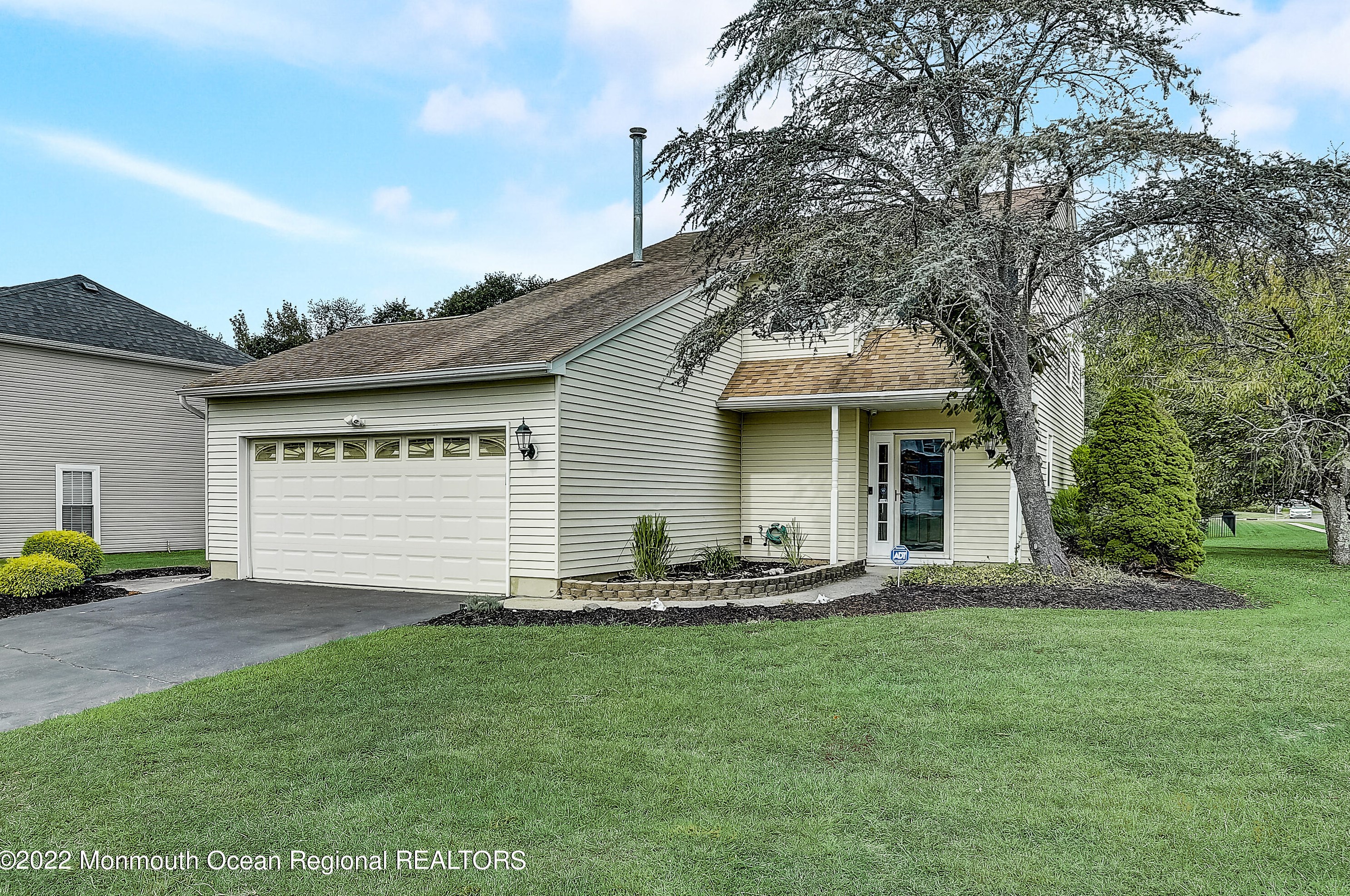 2 Hawk Ct, Wall Township, NJ 07731