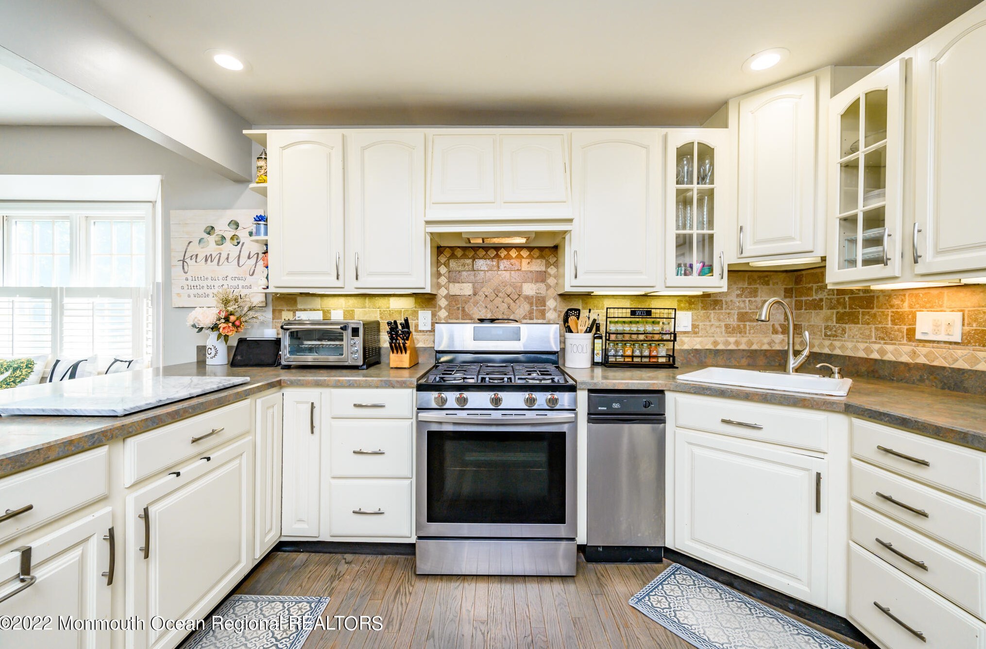 558 Hopping Rd, Belford NJ  07718-1188 exterior